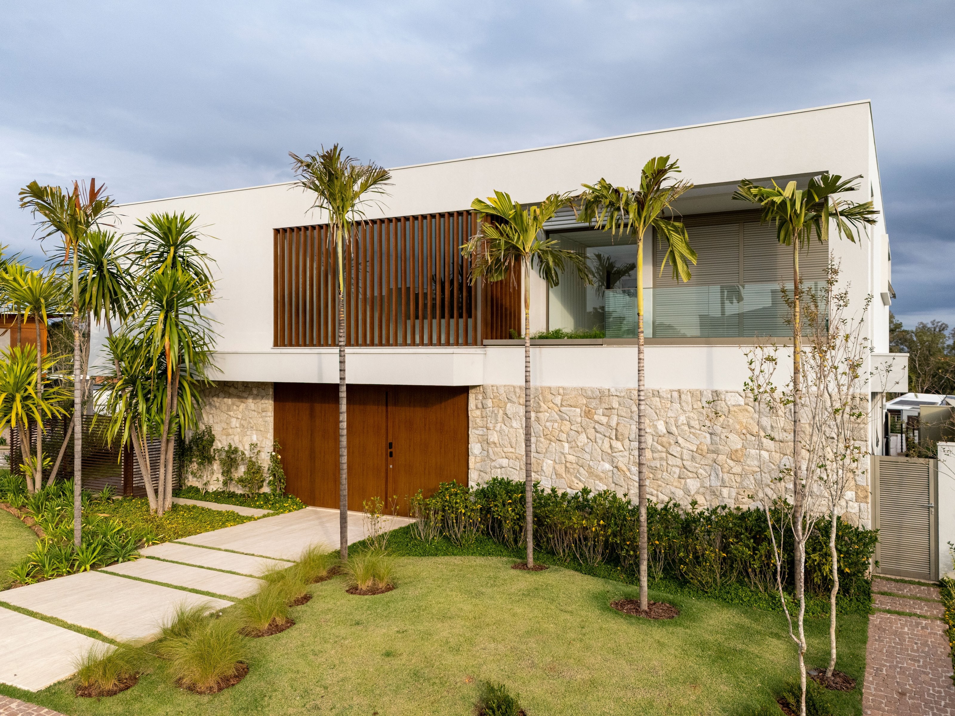 Residência MOR — Fachada frontal com paisagismo