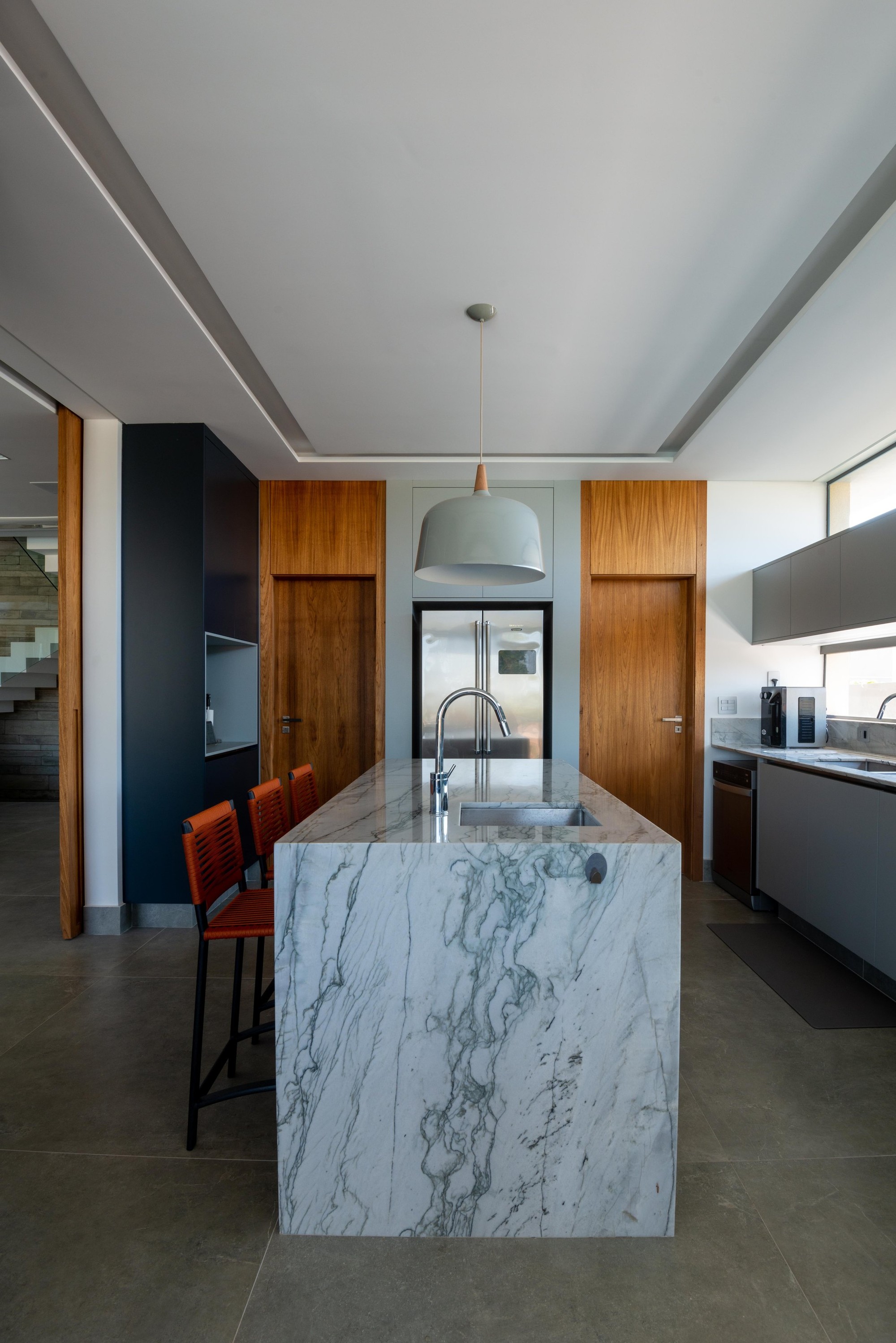 Residência COV — Cozinha com ilha de mármore
