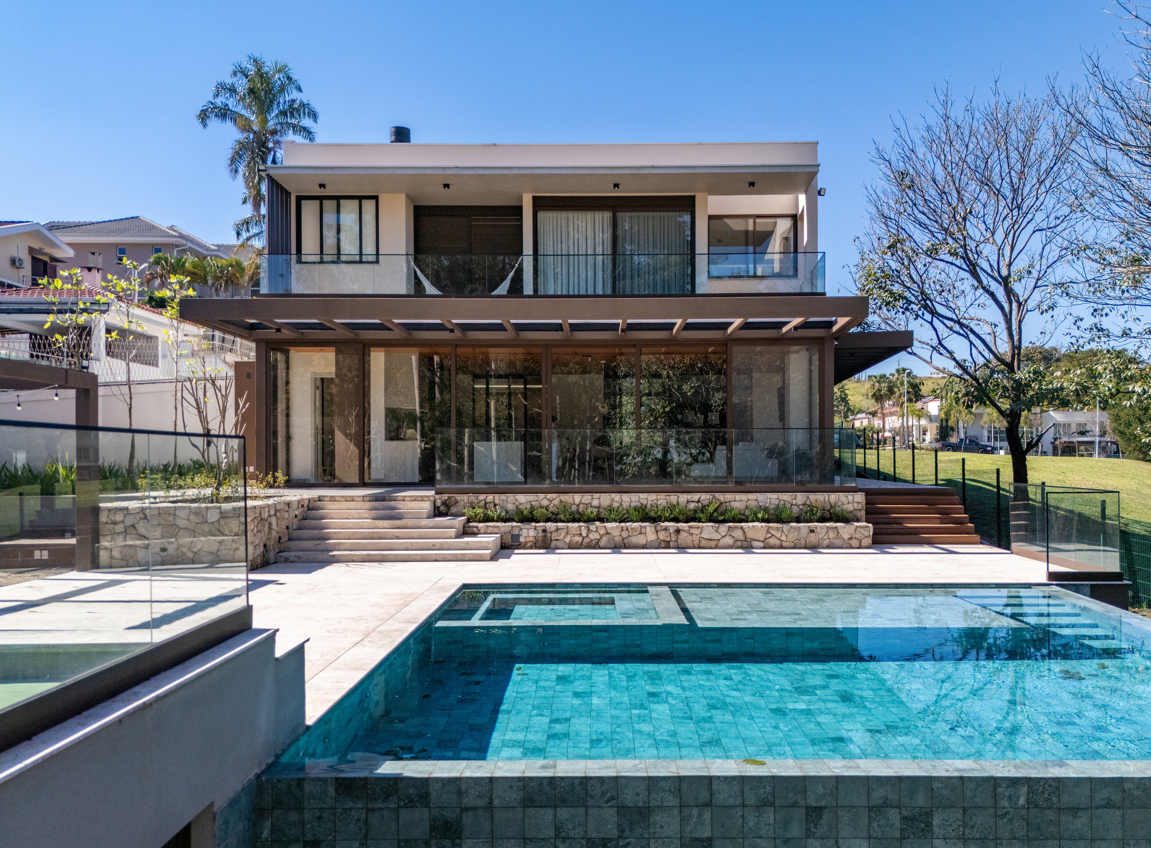 Residência SMI — Fachada dos fundos vista de frente com a piscina