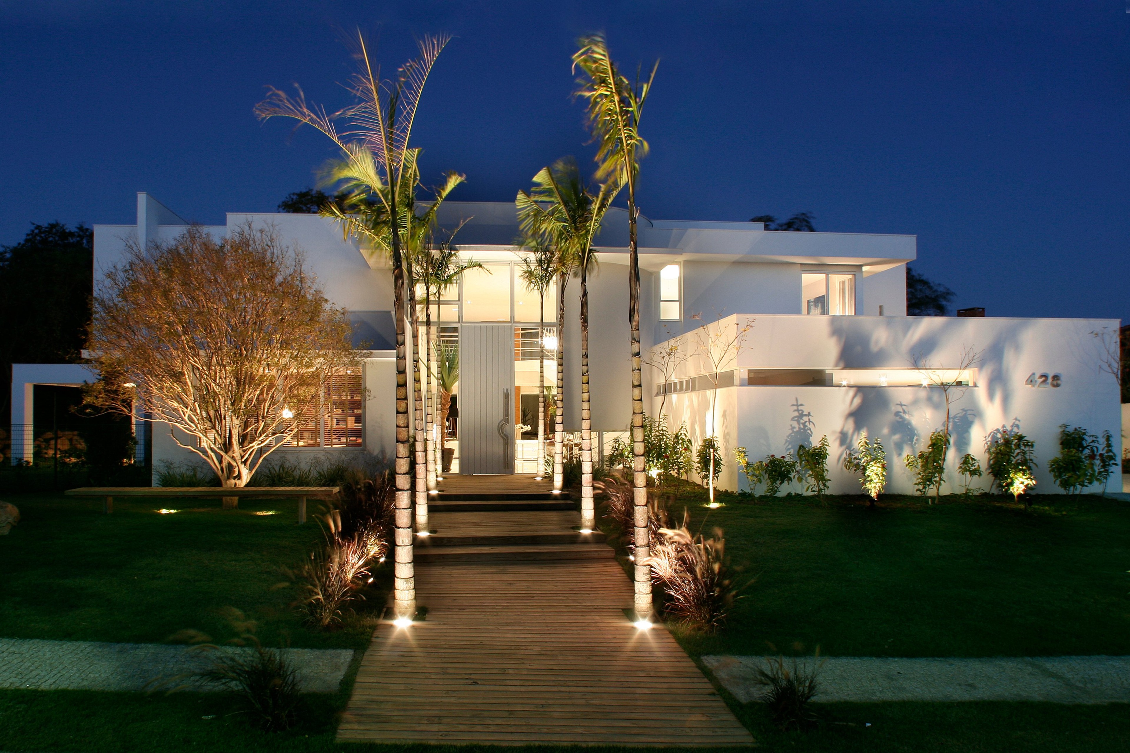 Residência APM — Acesso principal iluminado