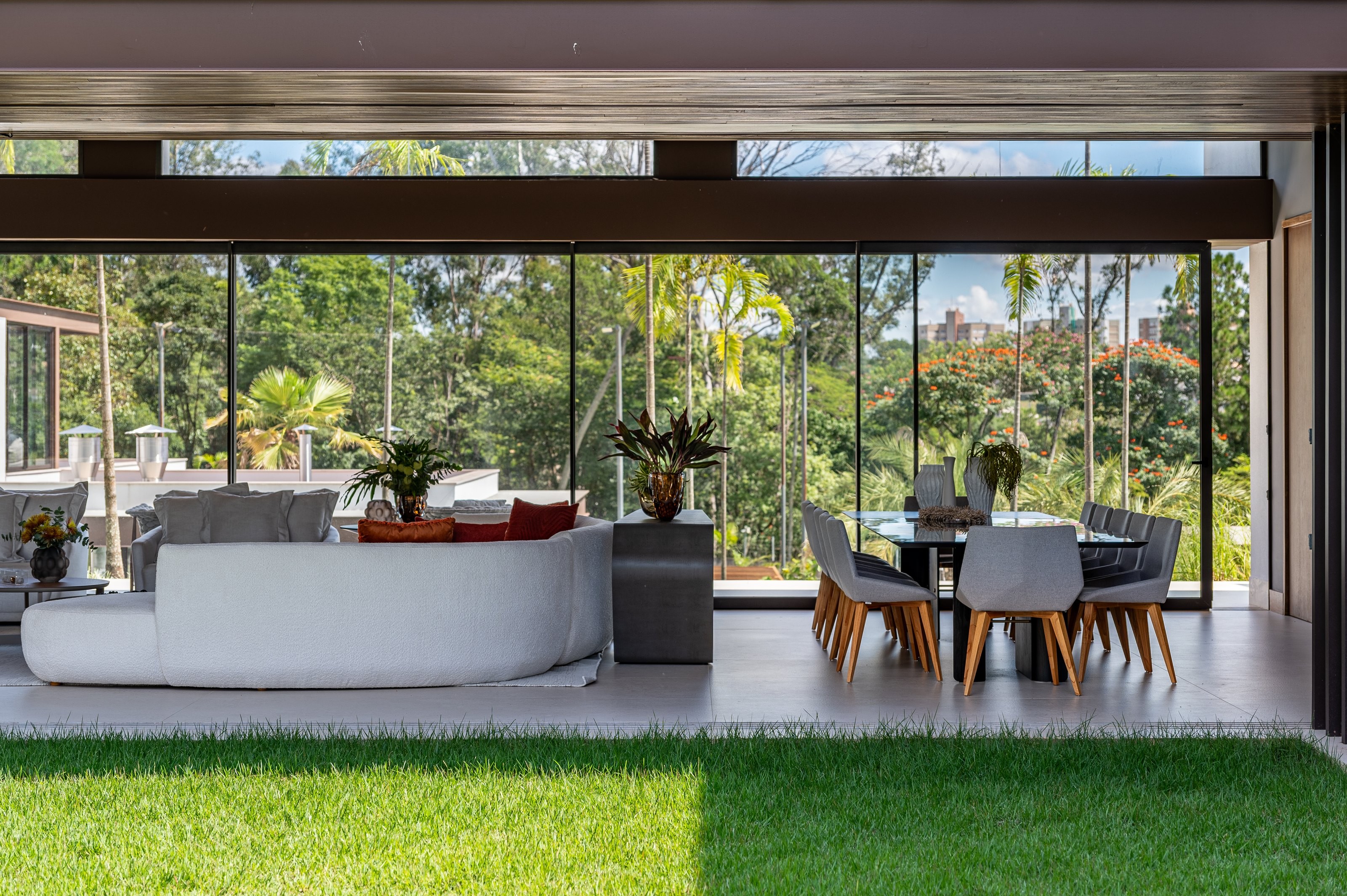 Residência SCA — Ambientes sociais integrados ao jardim