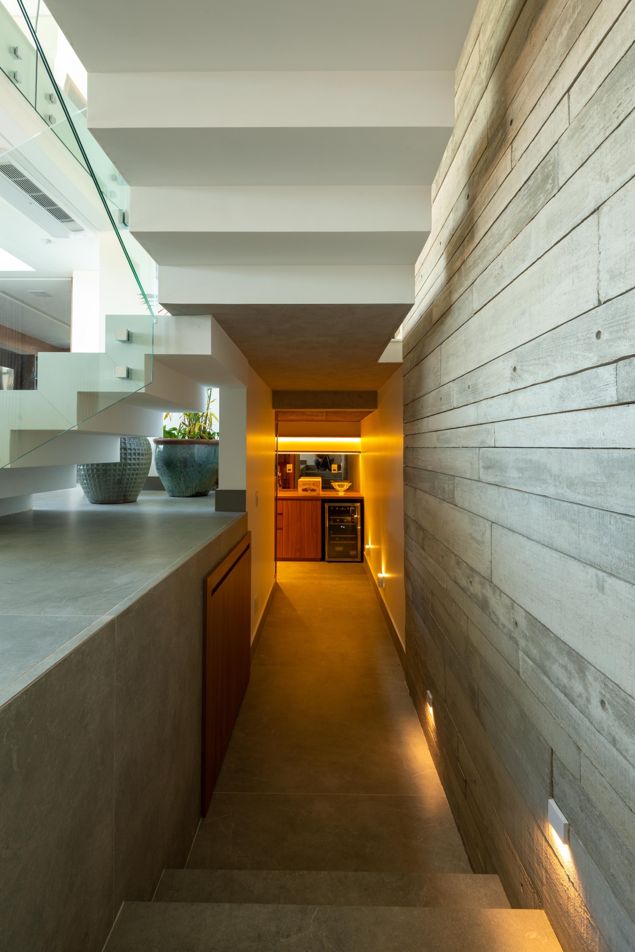 Residência COV — Corredor com iluminação indireta