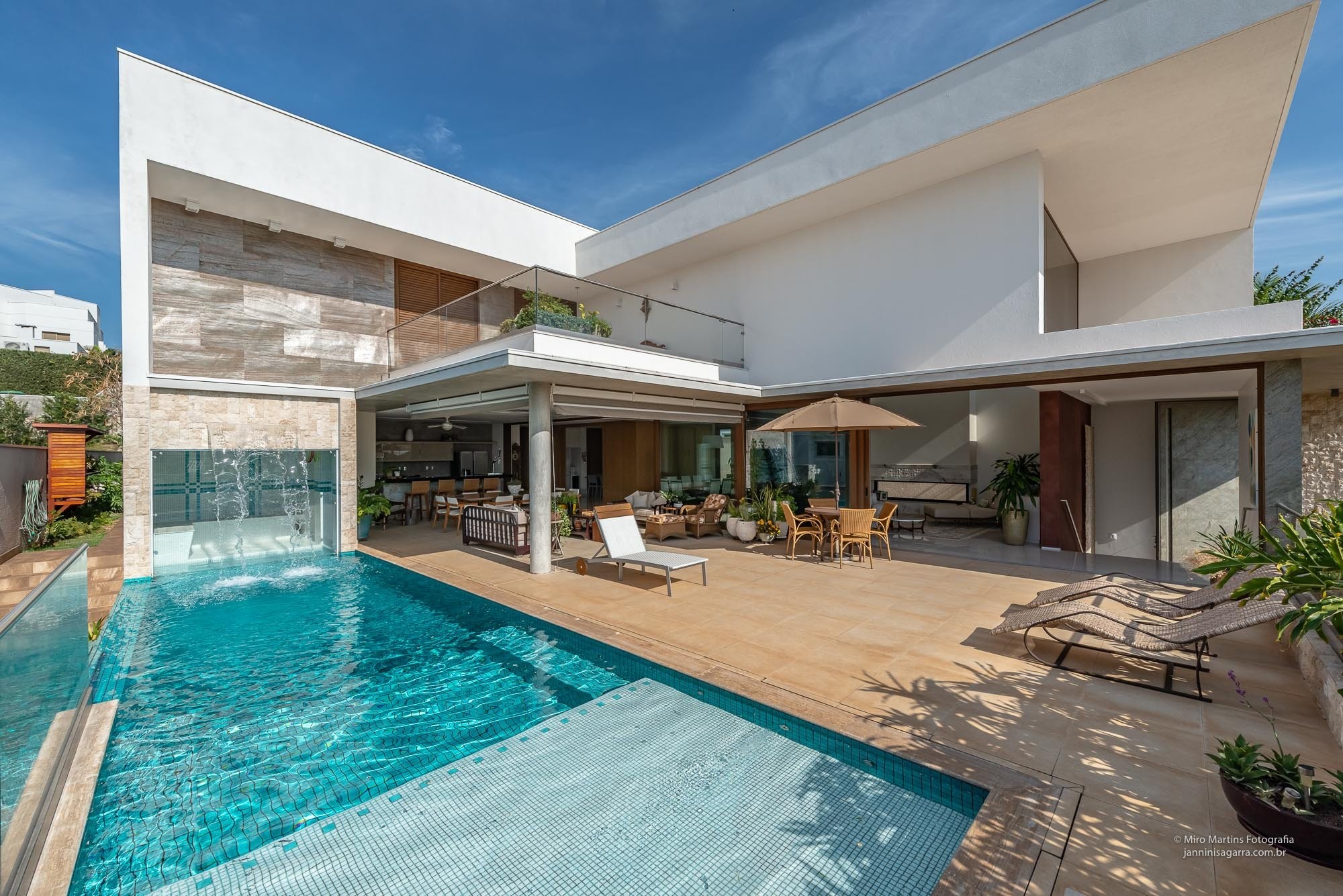 Residência VAL — Piscina e fachada dos fundos