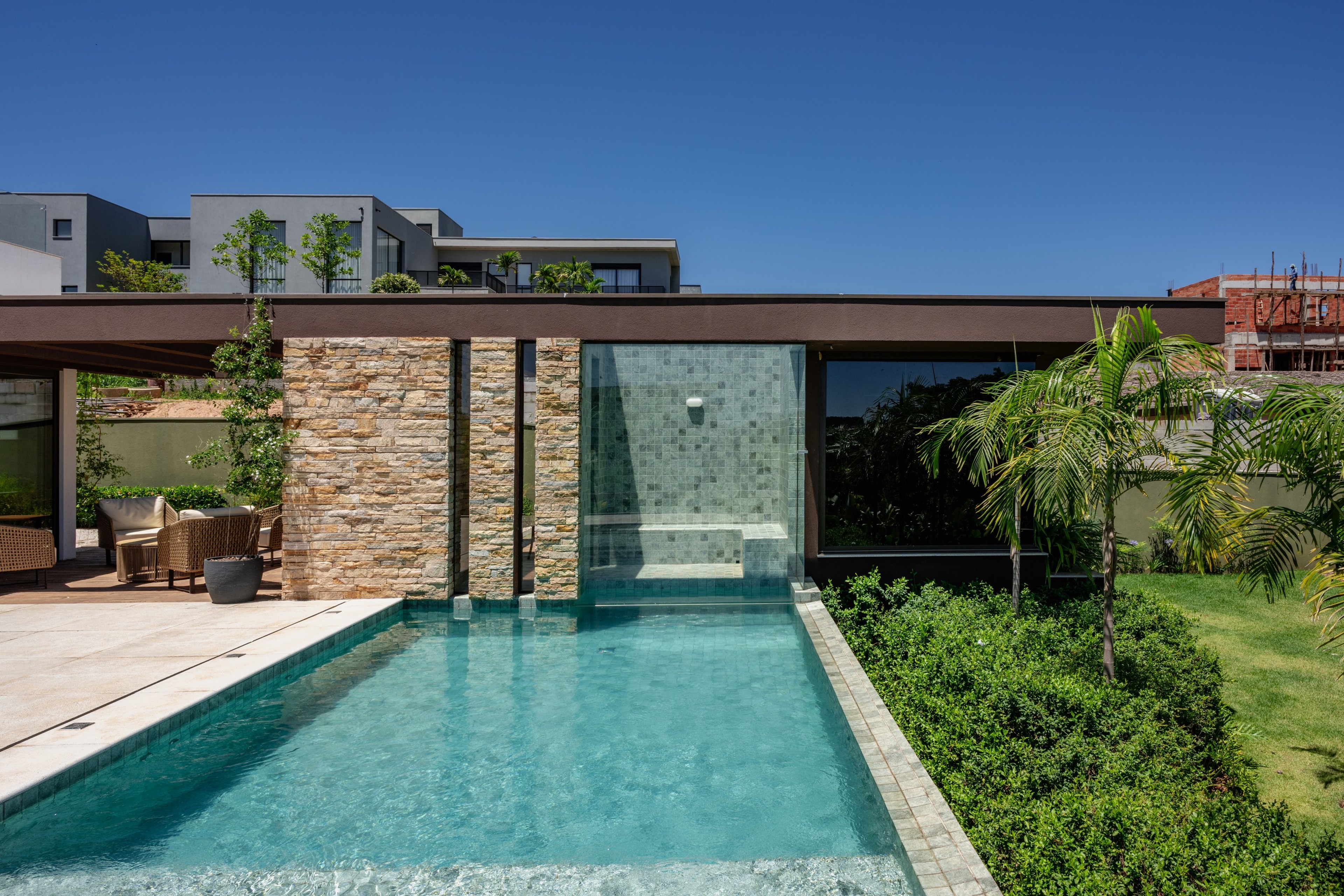 Residência DEV — Piscina com cascata