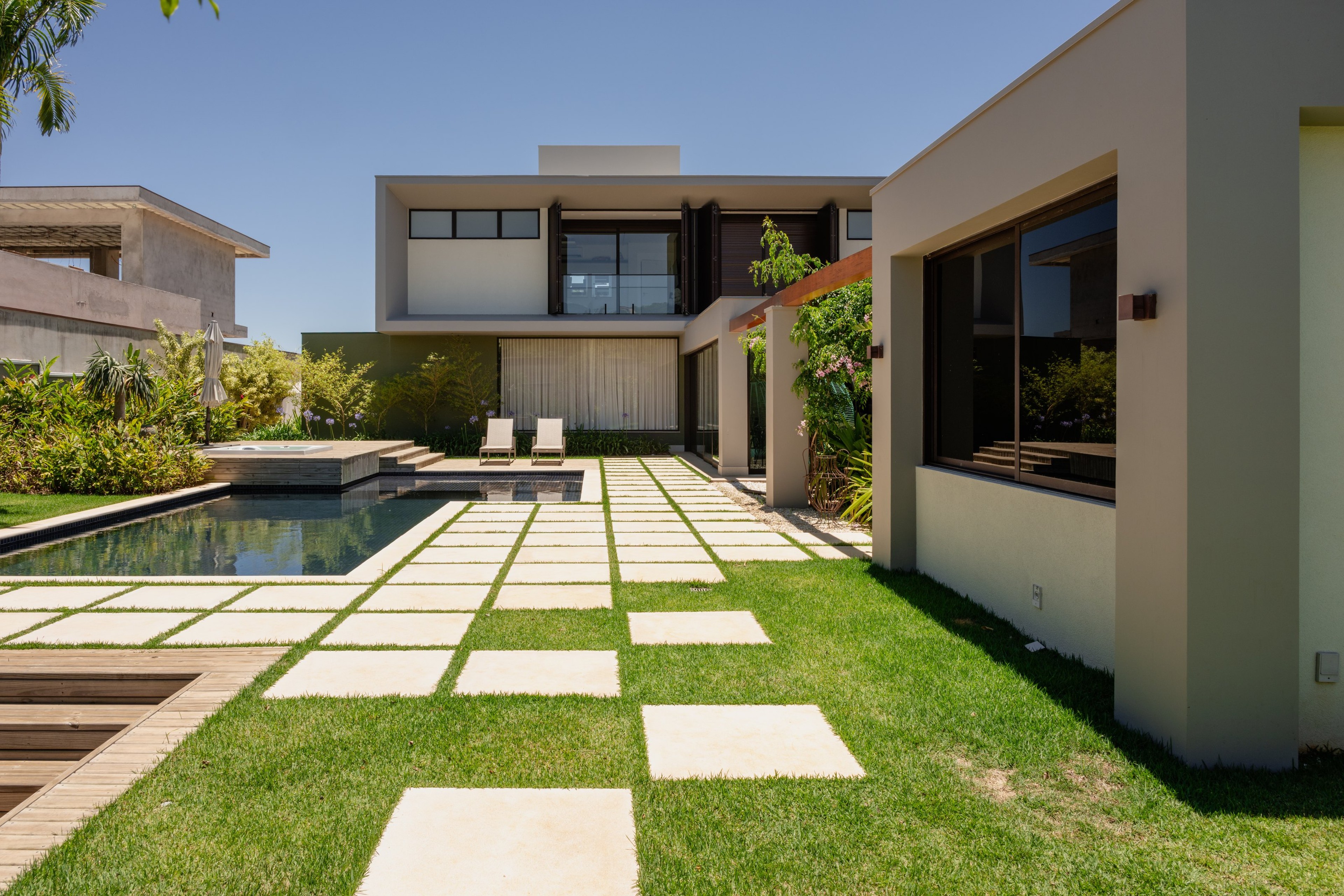 Residência MAN — Fachada dos fundos e jardim