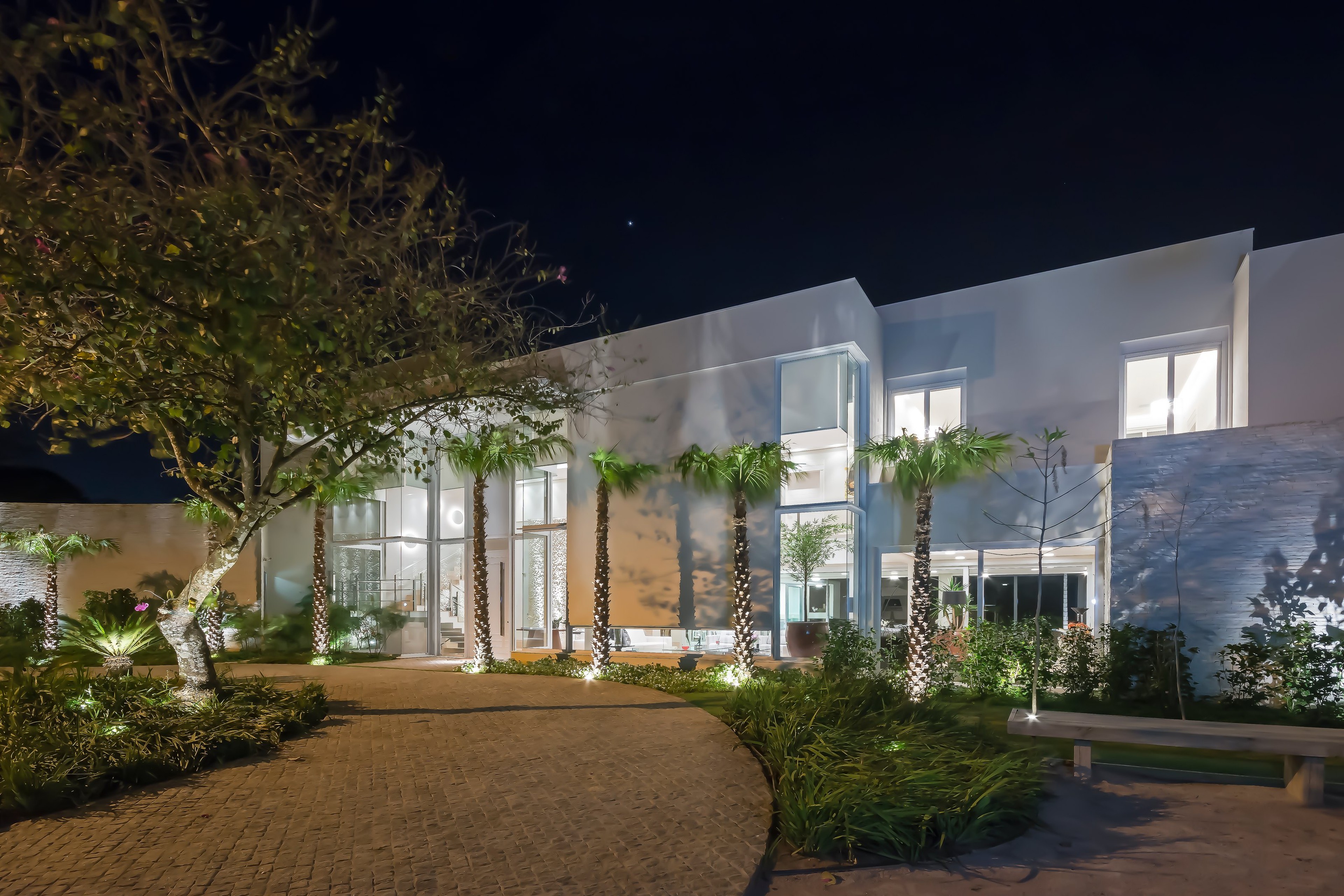 Residência VTO — Fachada frontal iluminada