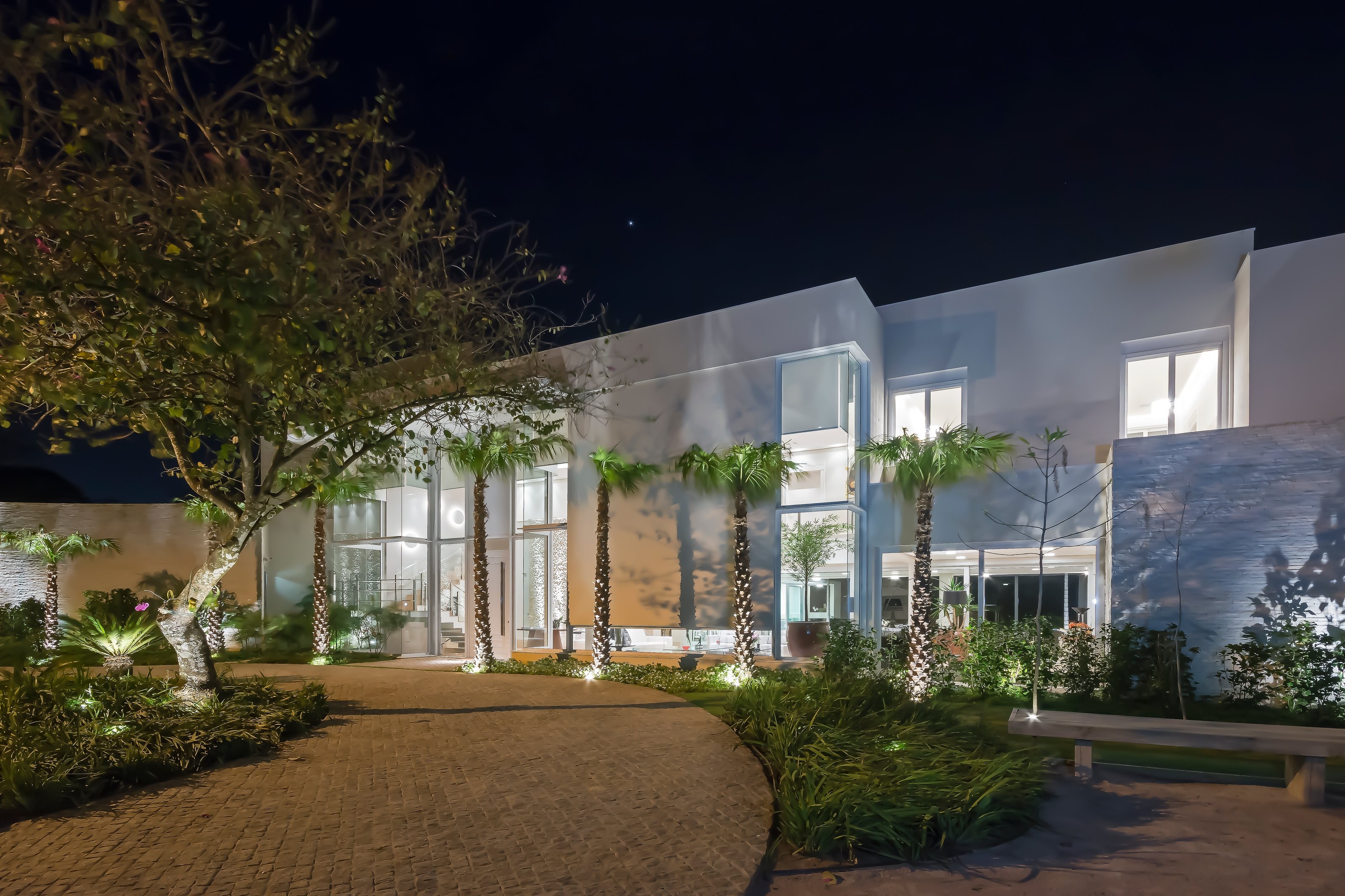 Residência VTO — Fachada frontal iluminada