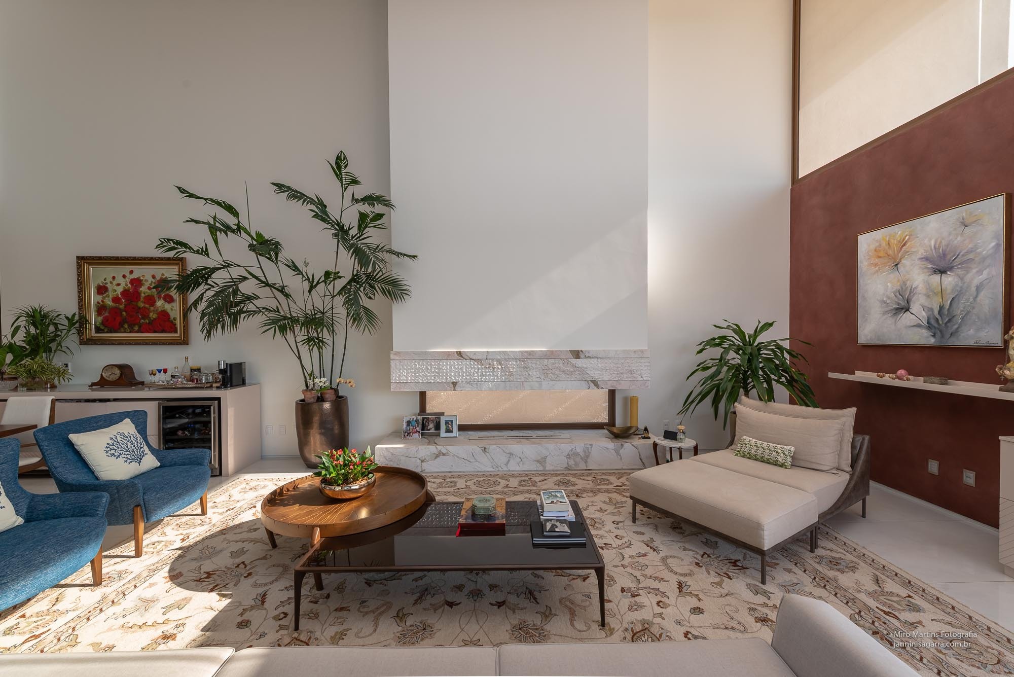 Residência VAL — Sala de estar com lareira