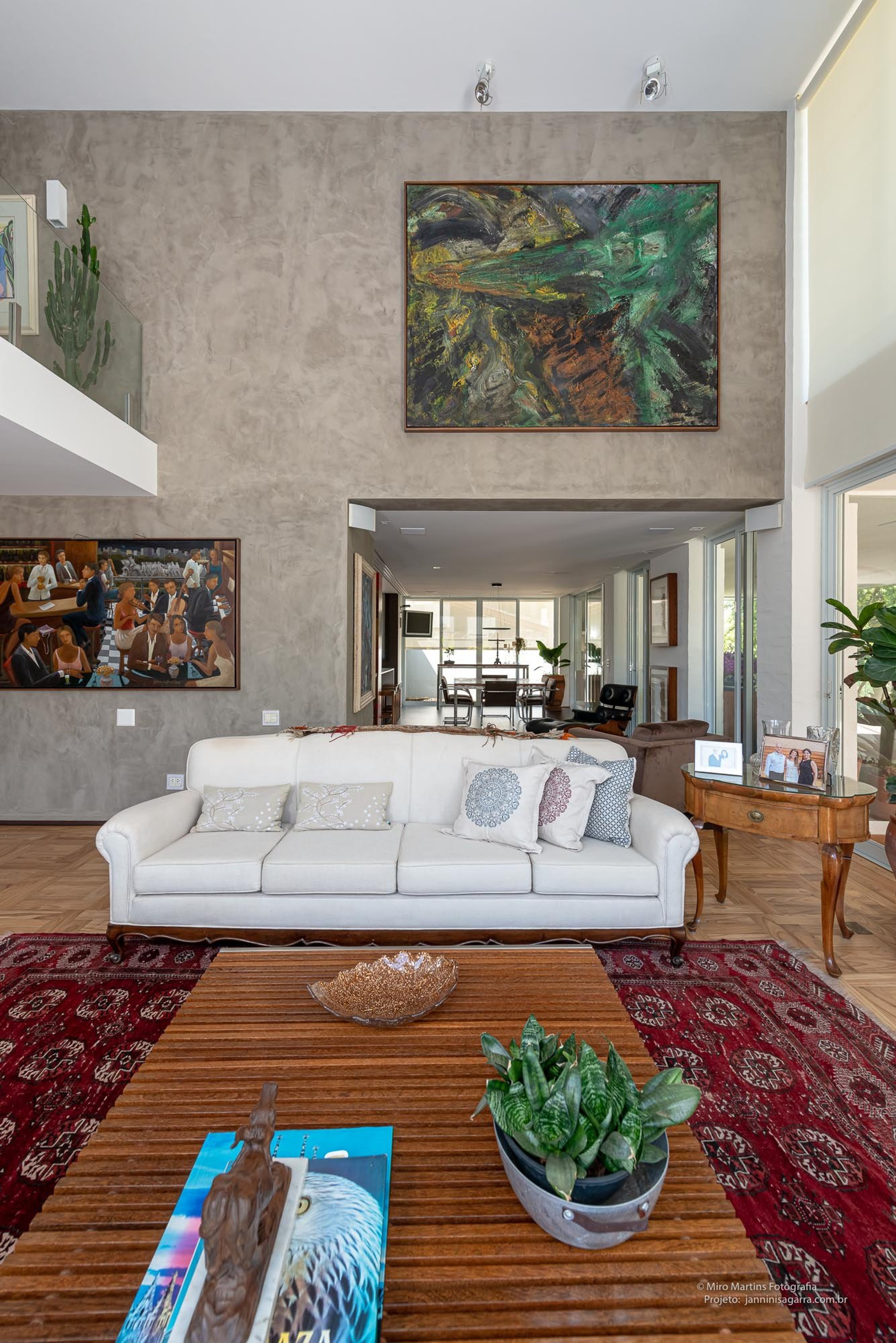 Residência AAA — Sala de estar com parede de arte