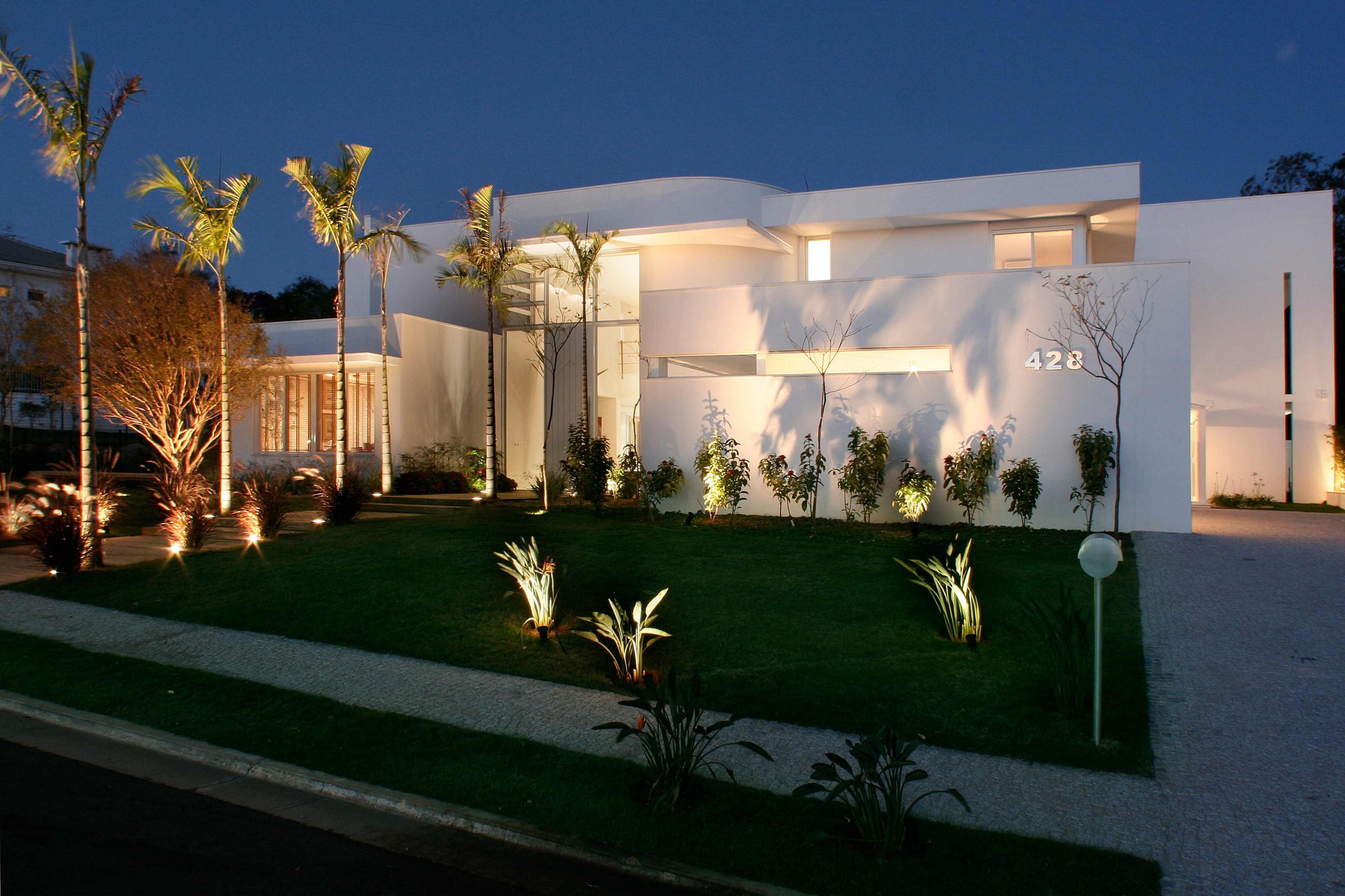 Residência APM — Fachada frontal com paisagismo