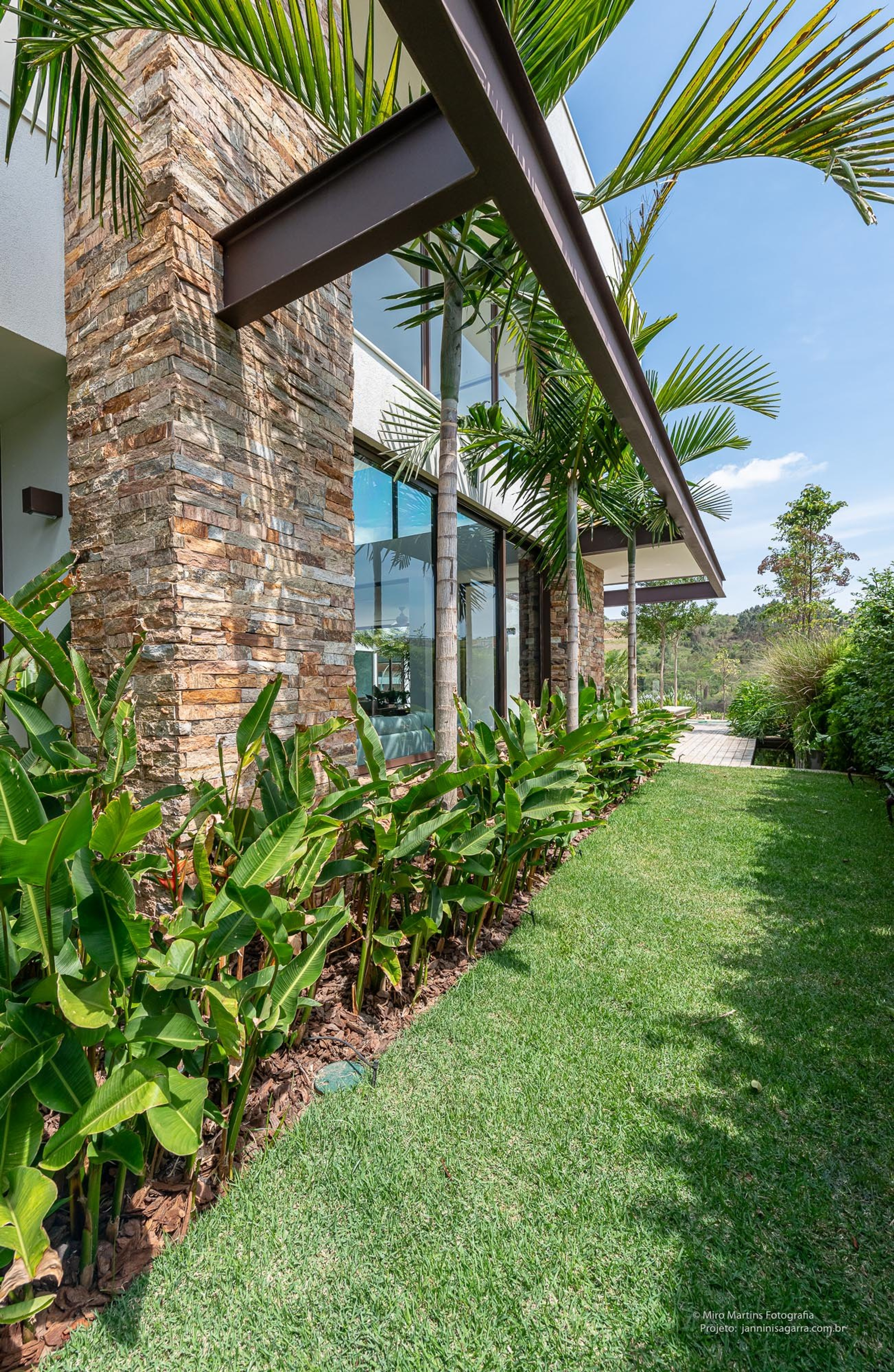 Residência ZOG — Paisagismo lateral da residencia