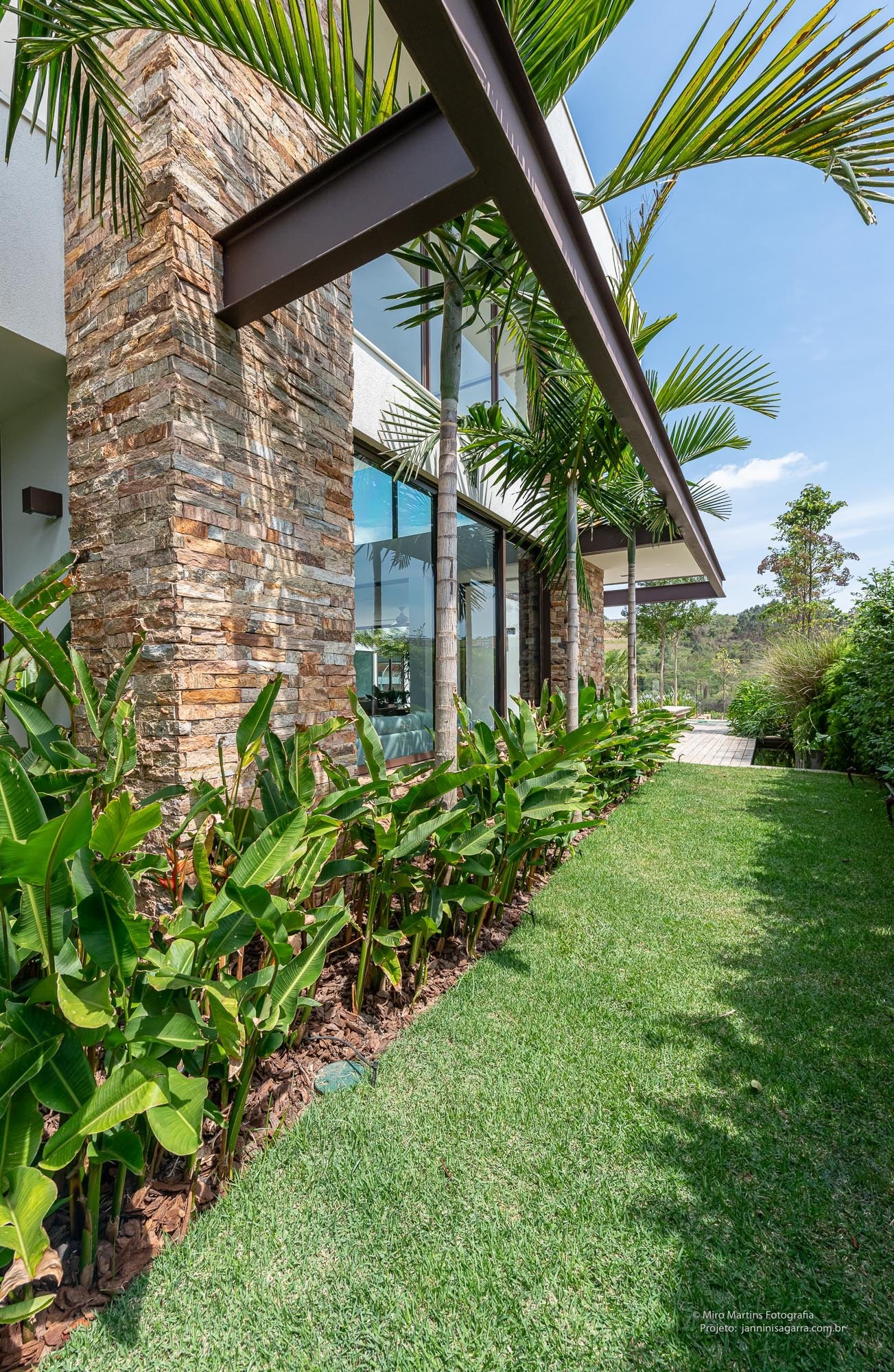 Residência ZOG — Paisagismo lateral da residencia