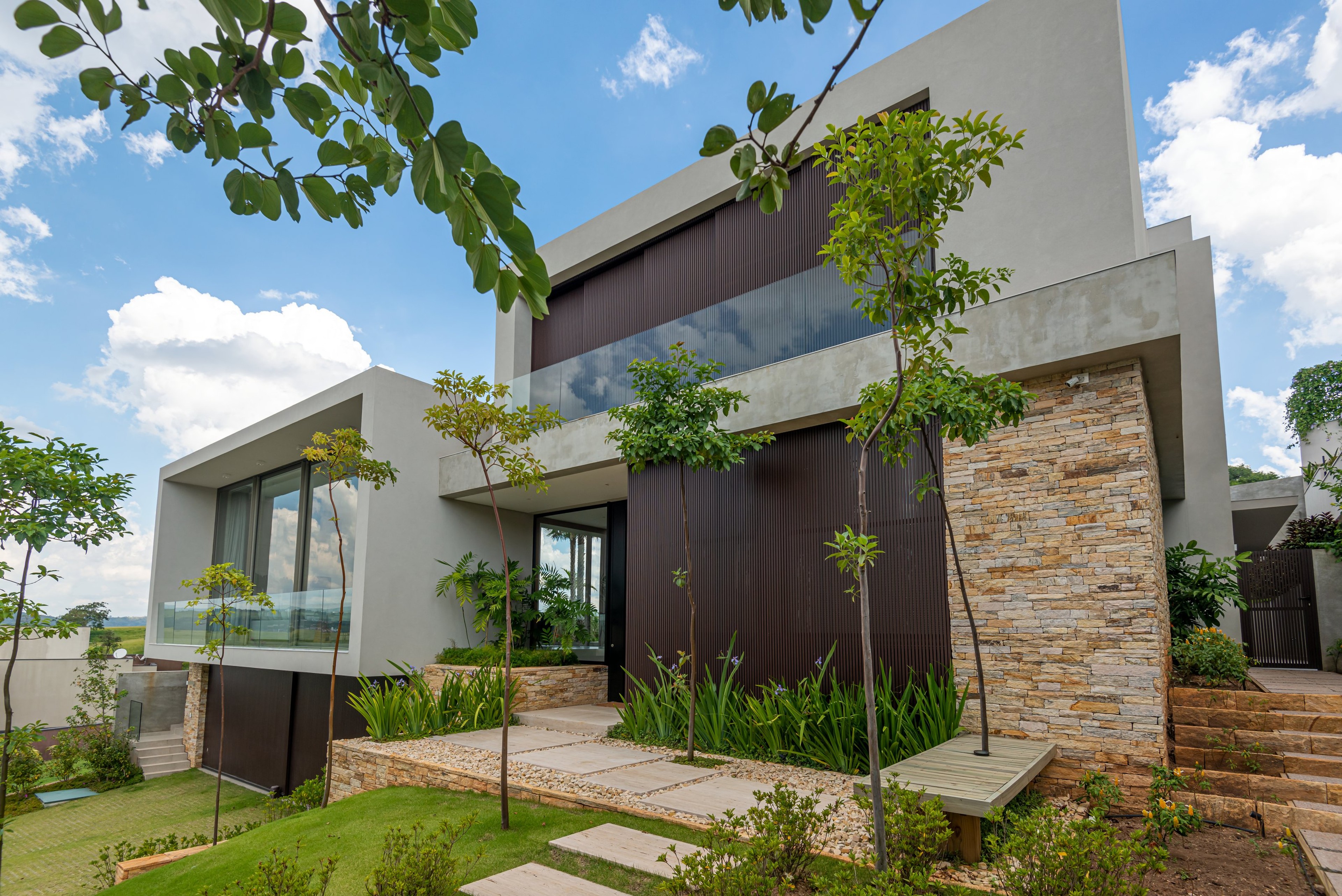 Residência GAM — Entrada principal com pedra natural