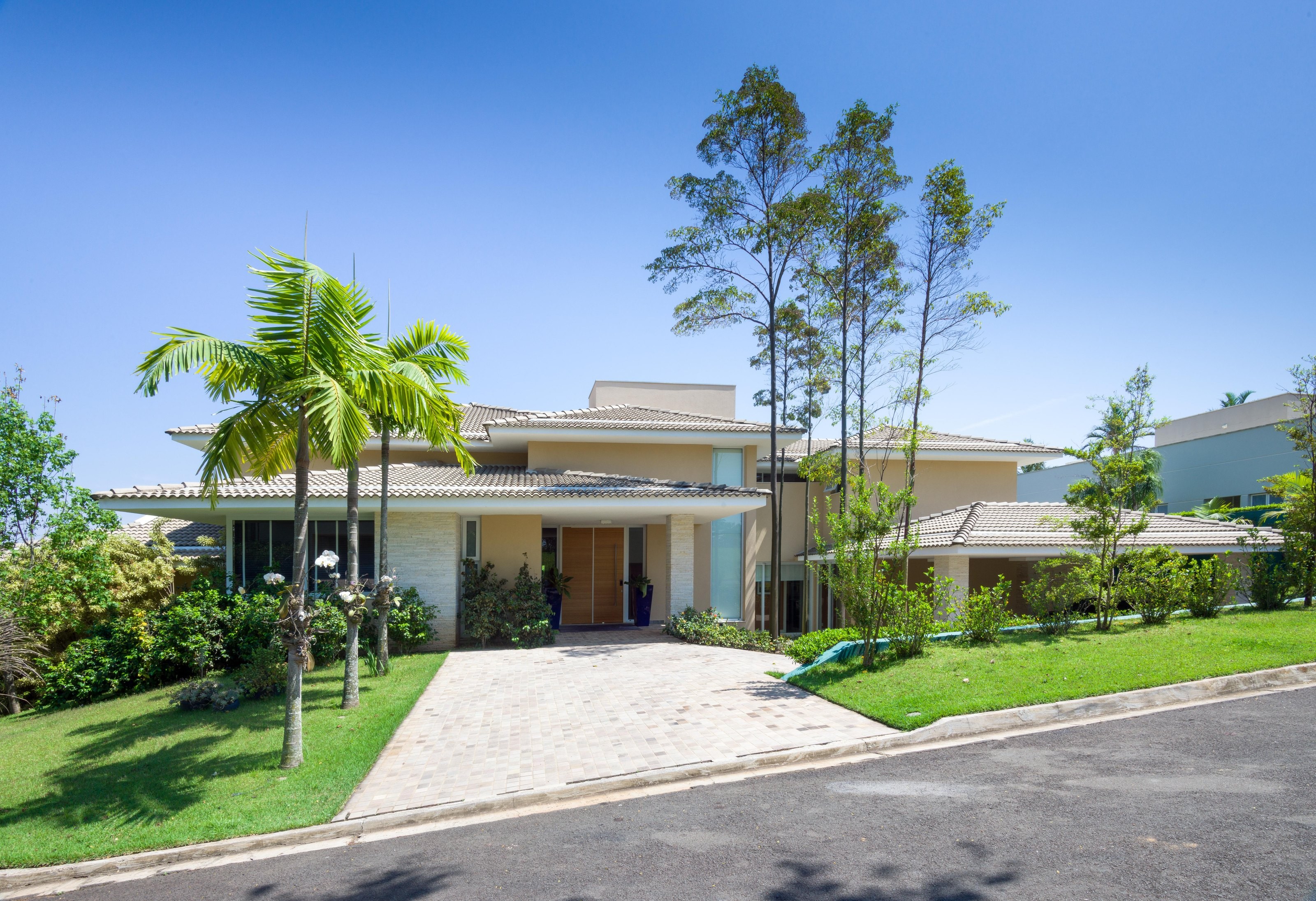 Residência SAS — Fachada frontal com paisagismo