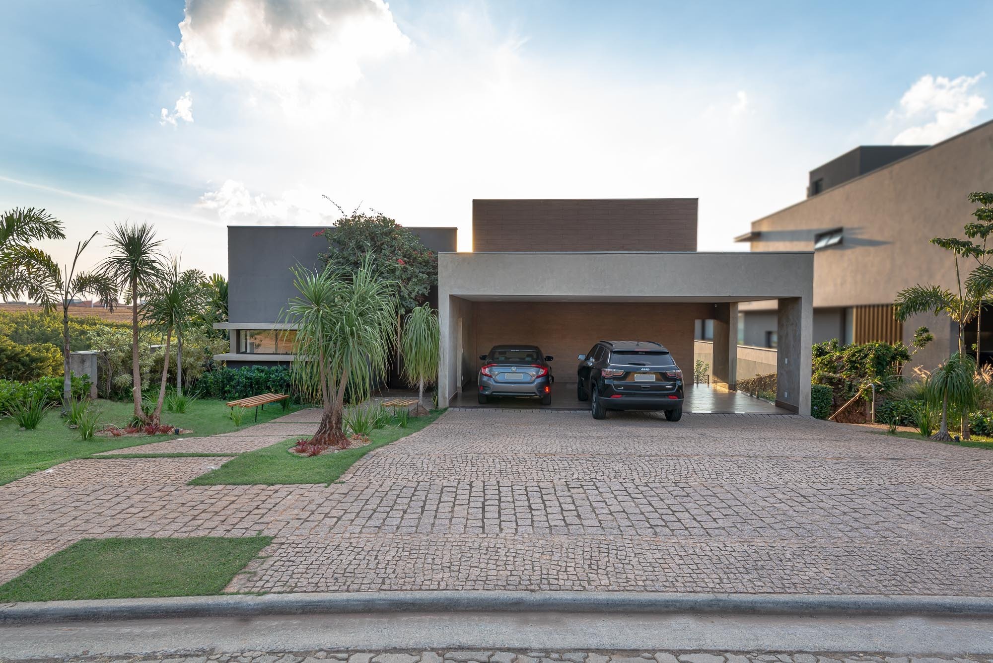 Residência DUA — Fachada frontal com garagem