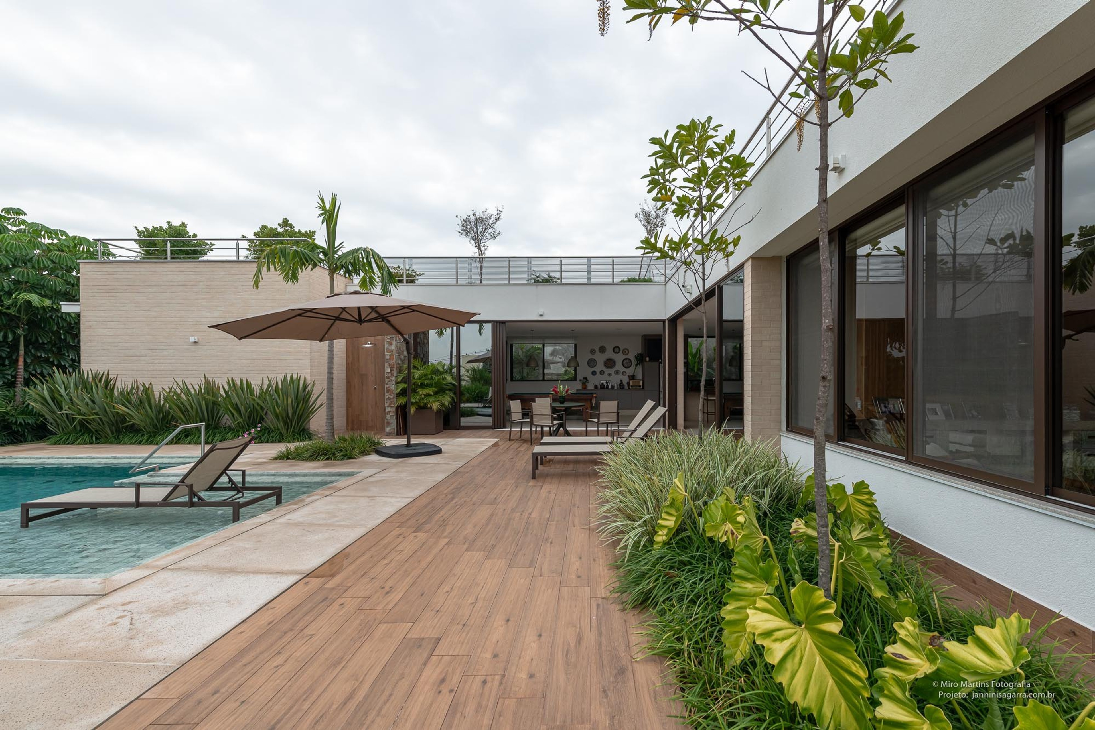 Residência SCH — Deck e fachada dos fundos