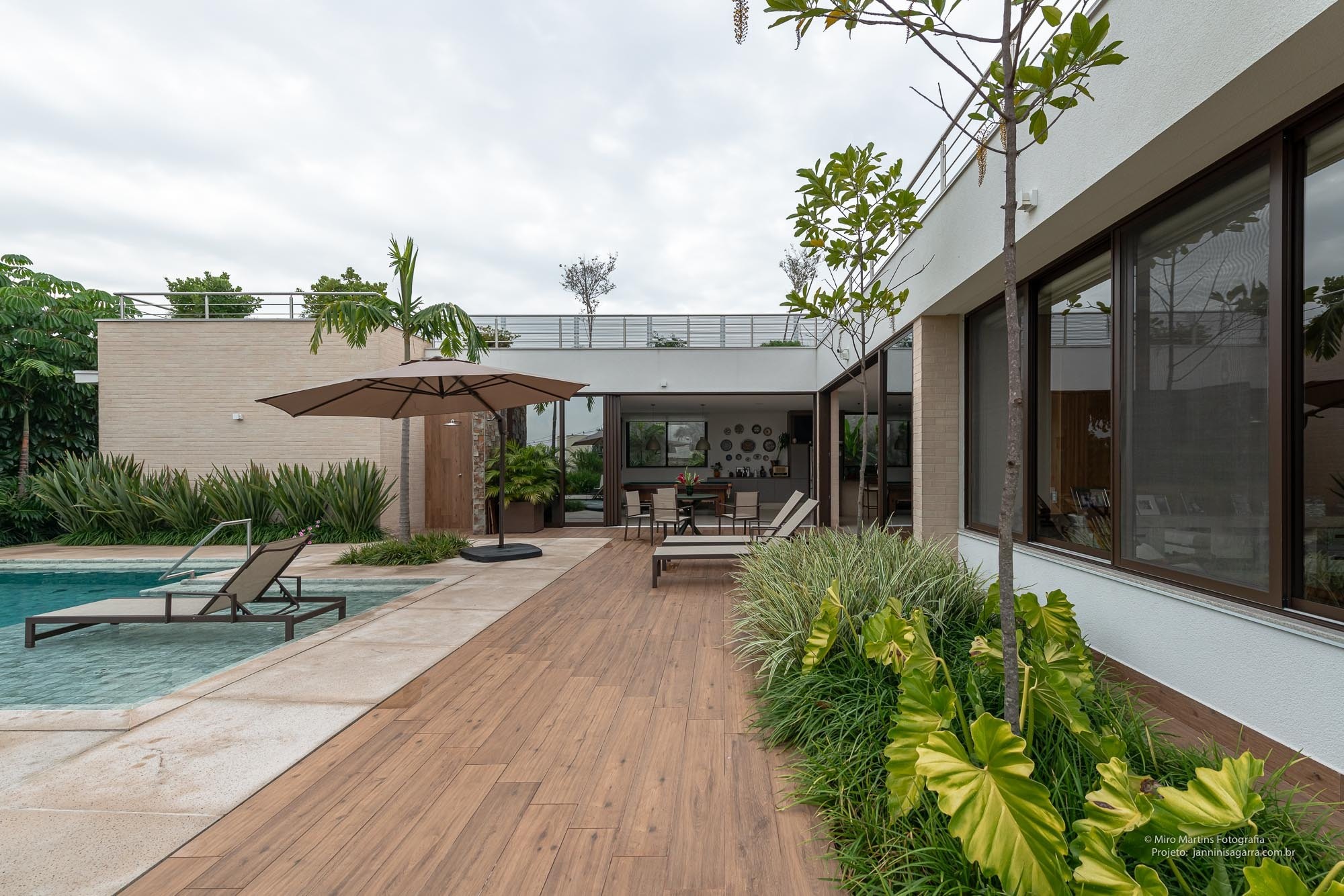 Residência SCH — Deck e fachada dos fundos