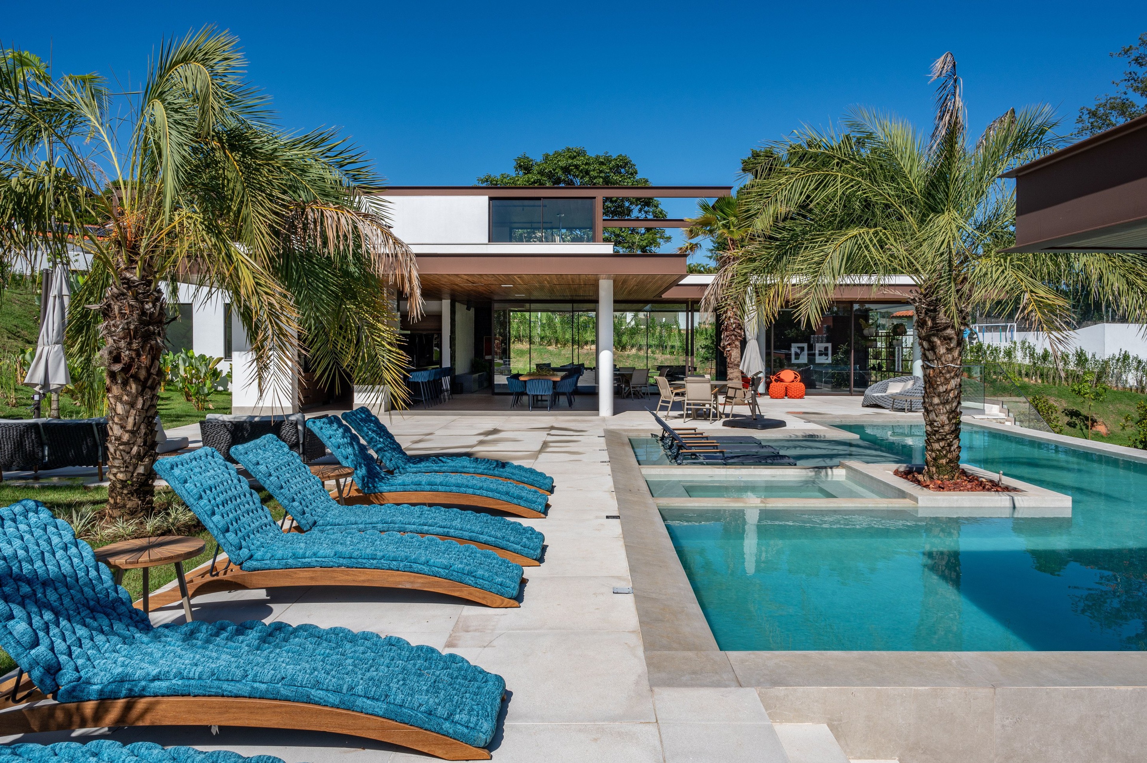 Residência SCA — Piscina com espreguicadeiras