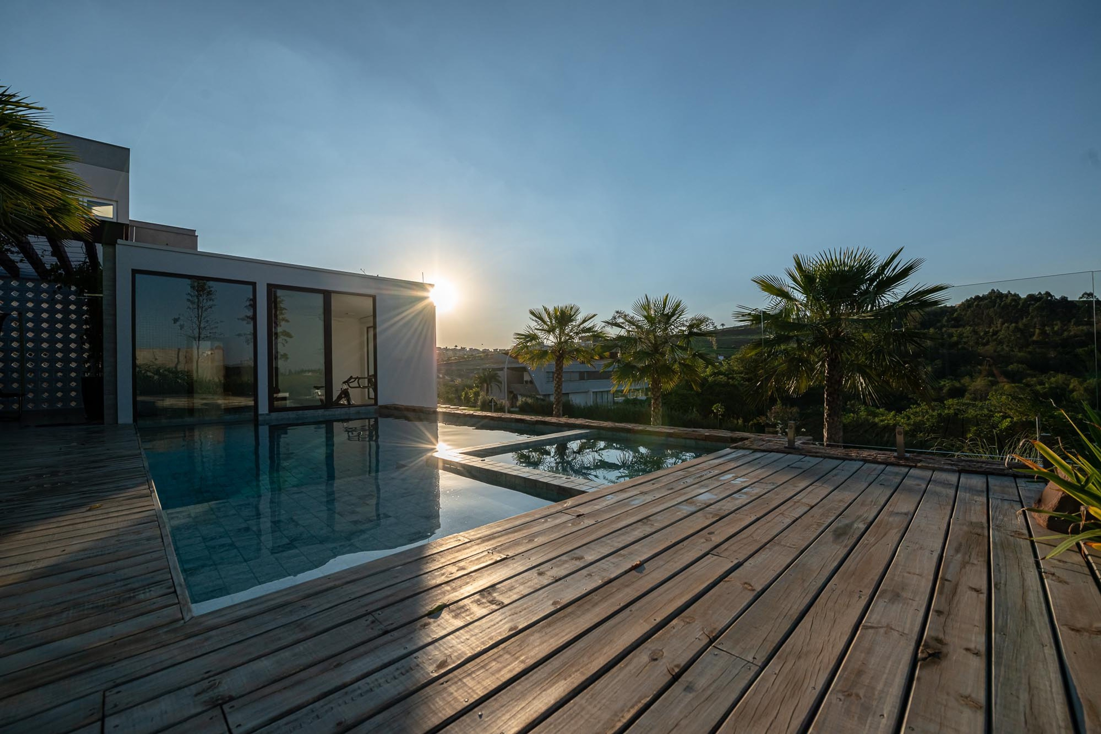 Residência ZOG — Piscina ao pôr do sol