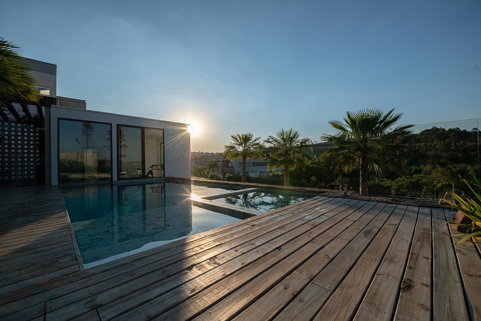 Residência ZOG — Piscina ao pôr do sol