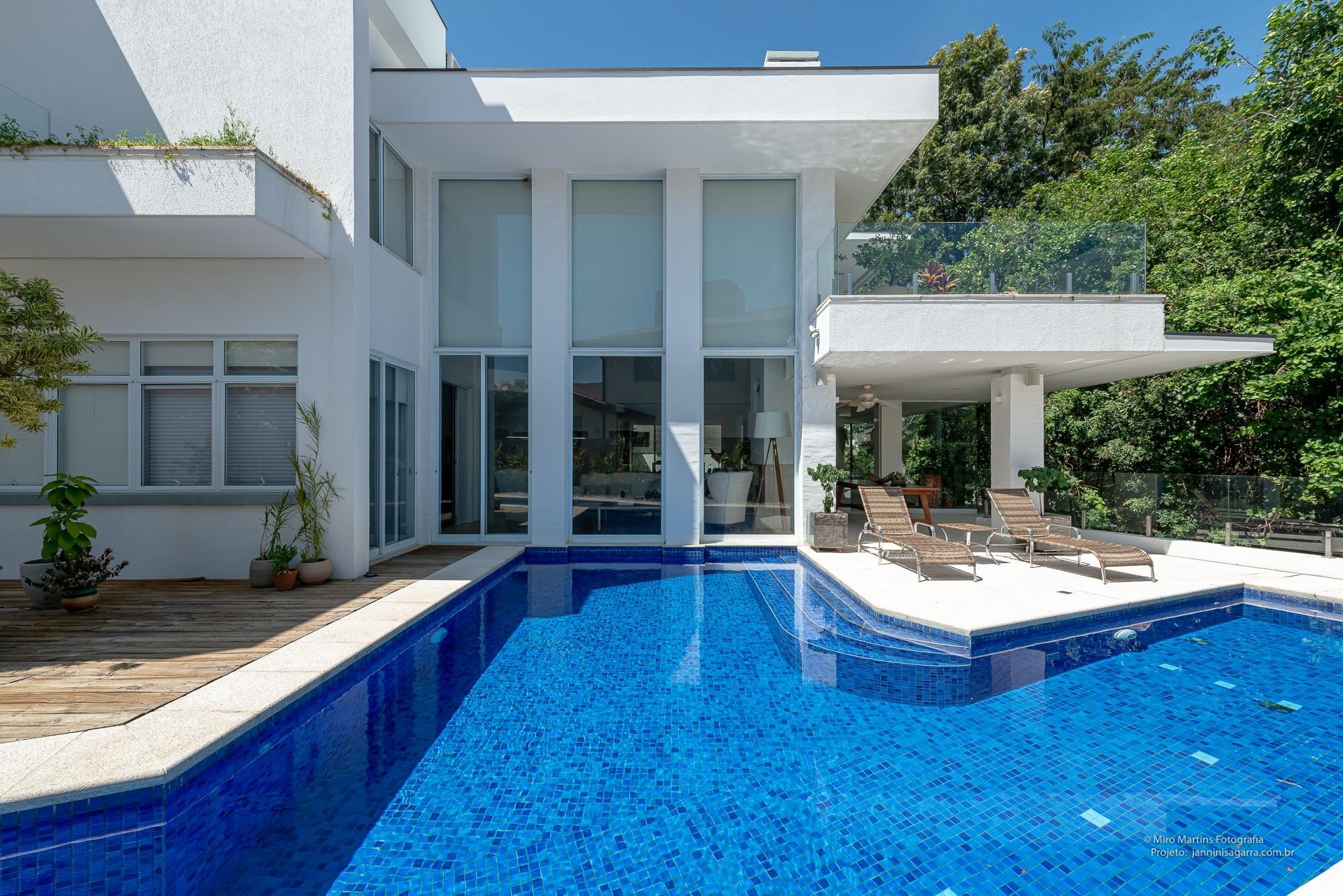 Residência AAA — Fachada dos fundos com piscina