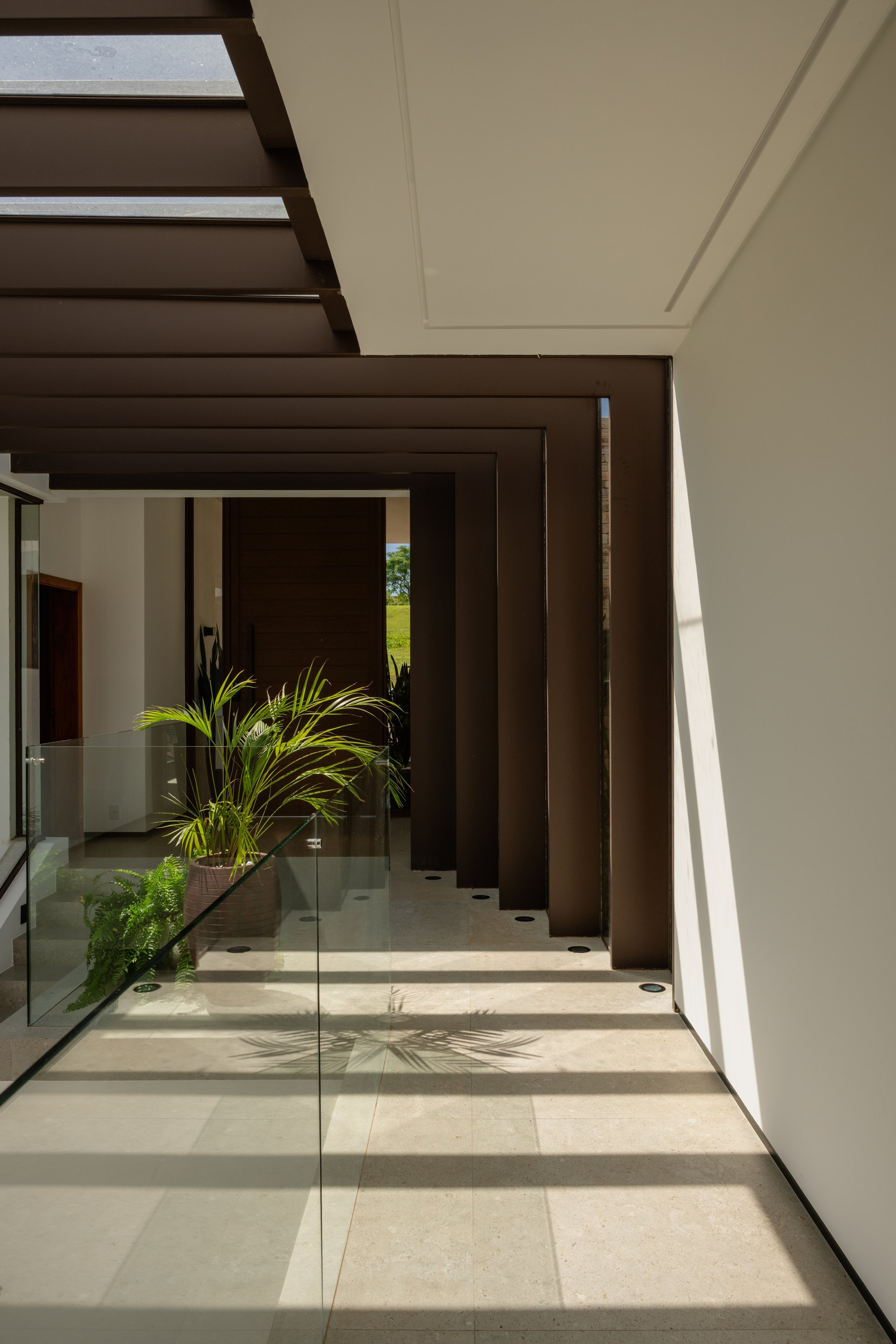Residência DEV — Corredor com pergolado