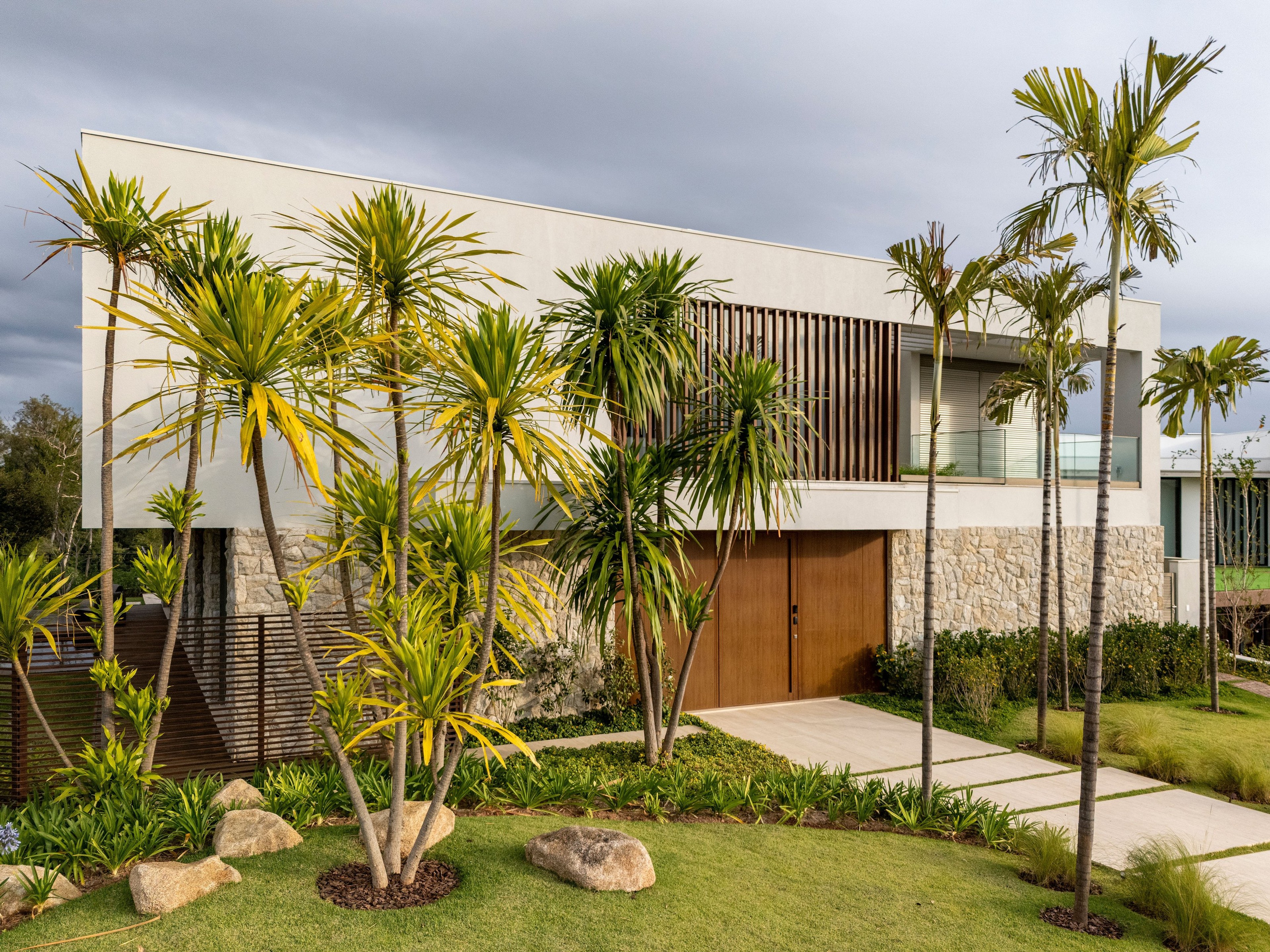 Residência MOR — Entrada principal e jardim