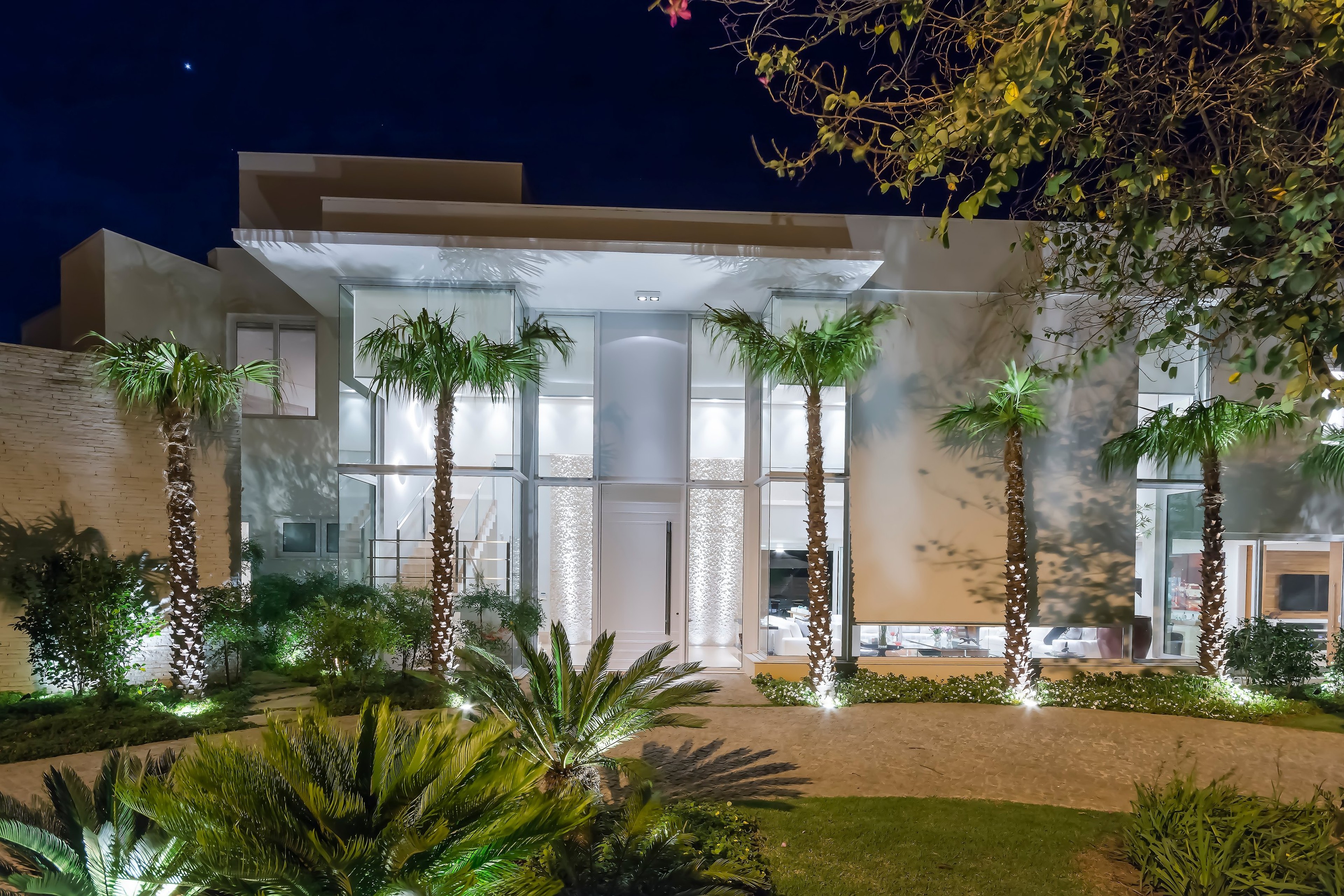 Residência VTO — Entrada principal iluminada