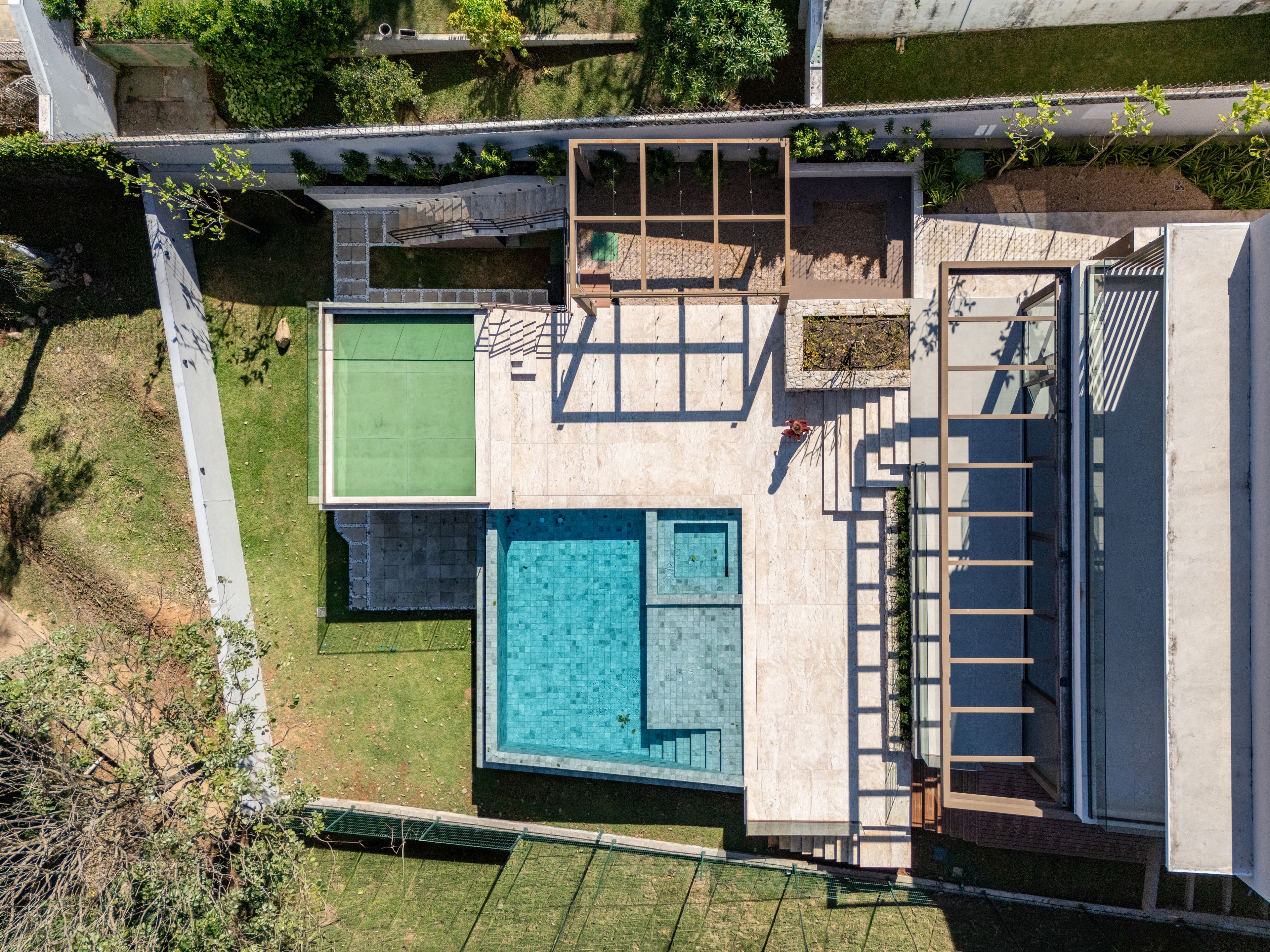 Residência SMI — Vista superior da piscina, do pergolado e do jardim