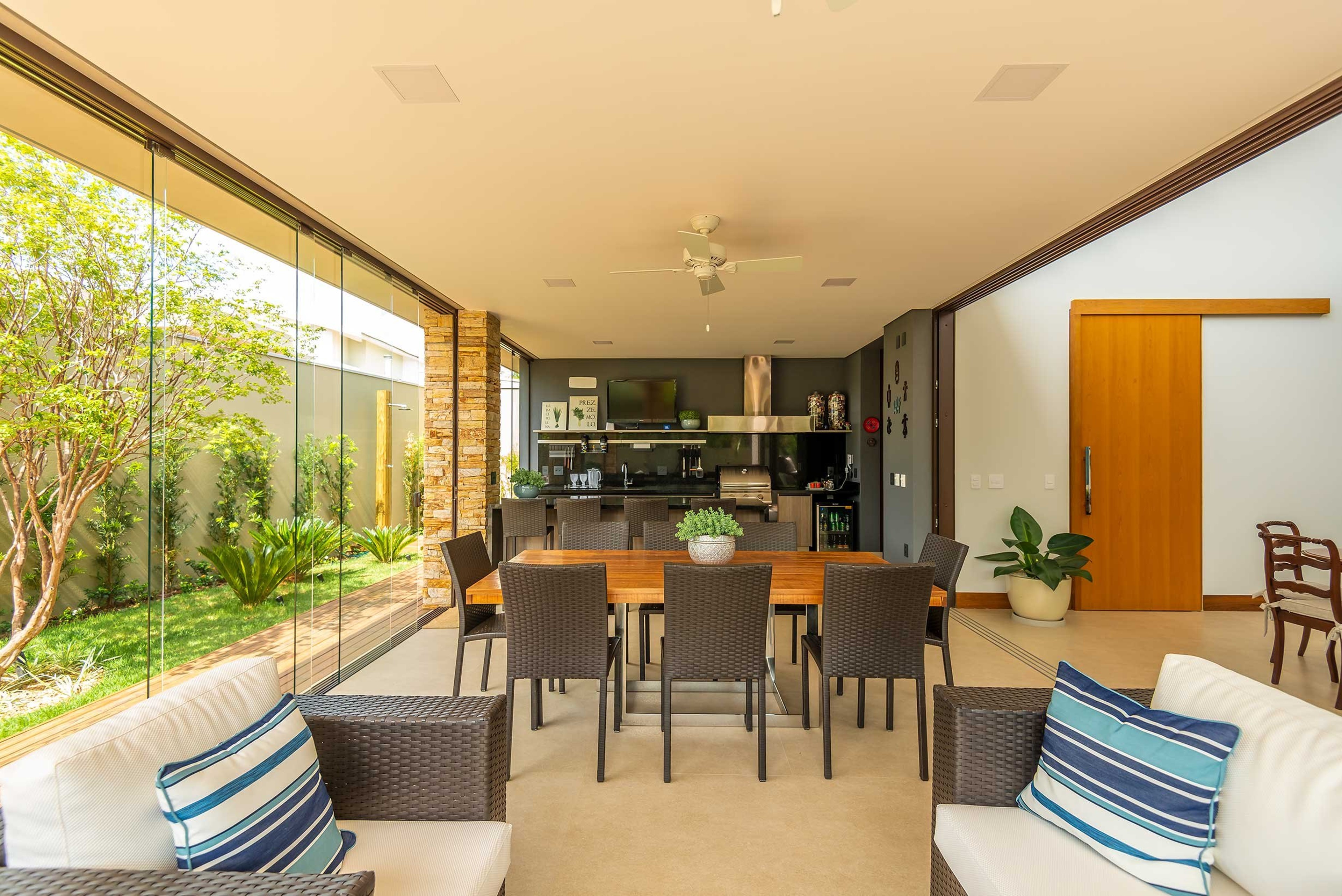 Residência LOP — Sala de jantar e varanda