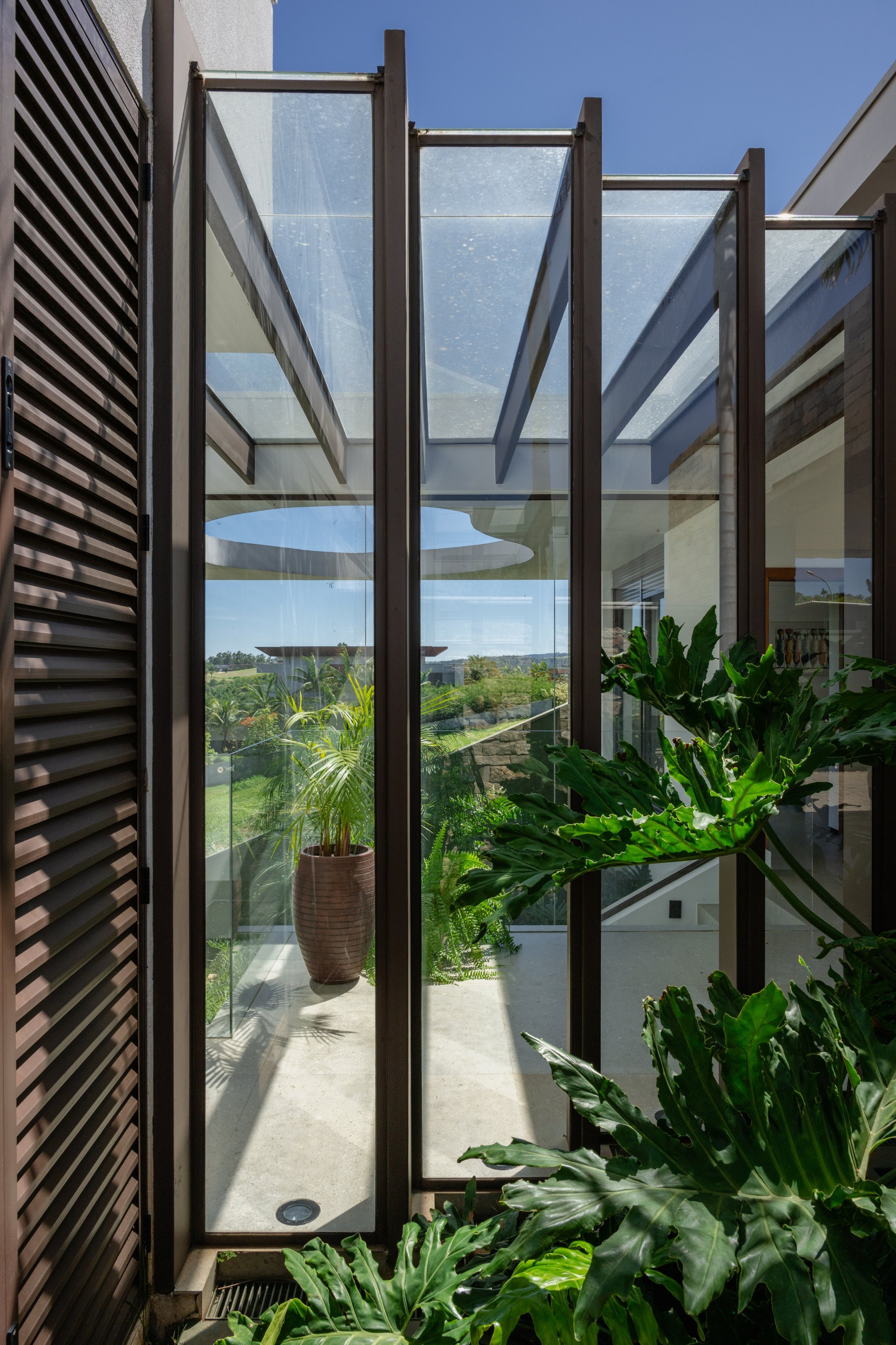 Residência DEV — Corredor com brises