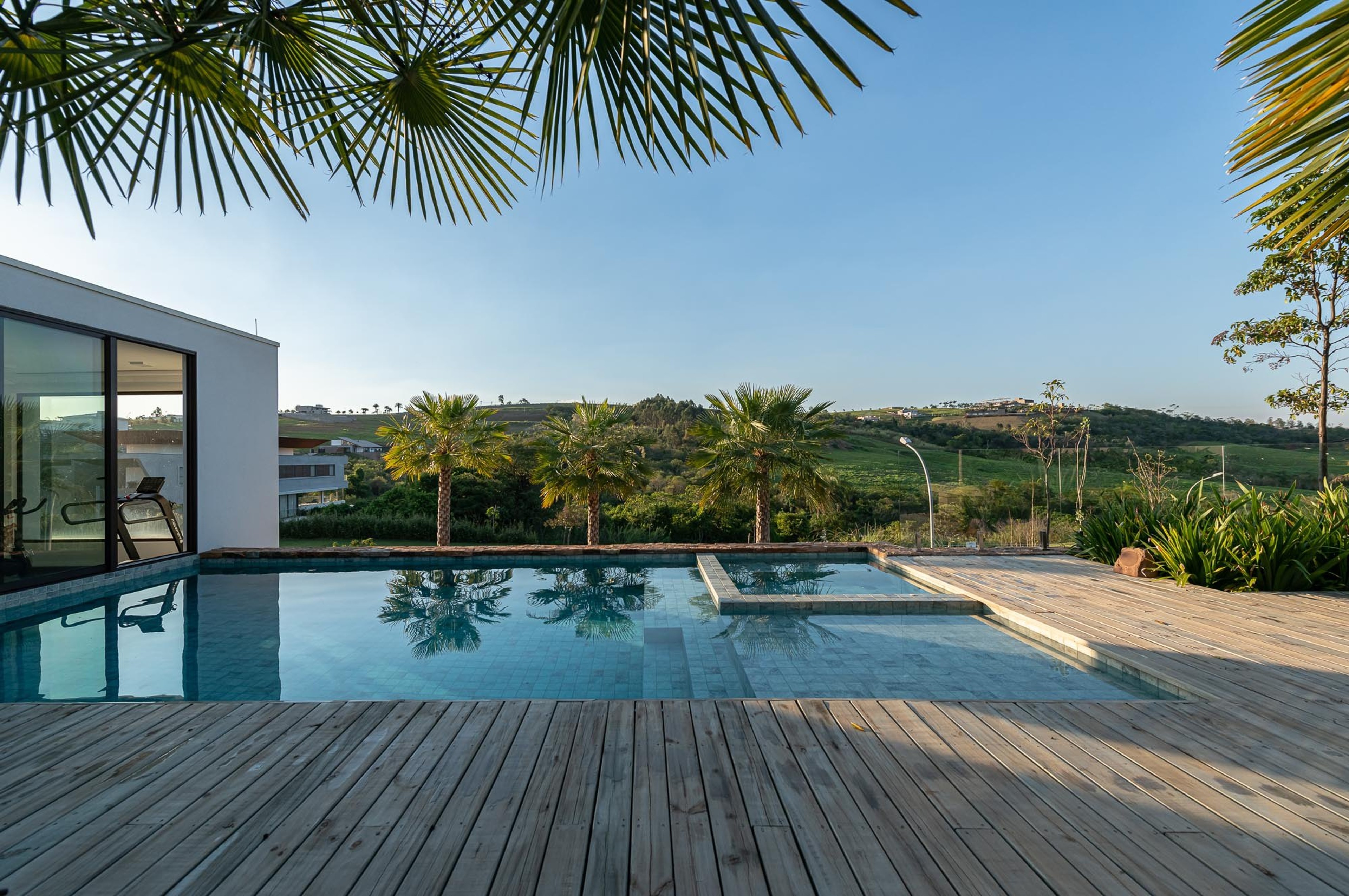 Residência ZOG — Piscina com vista panorâmica ao entardecer