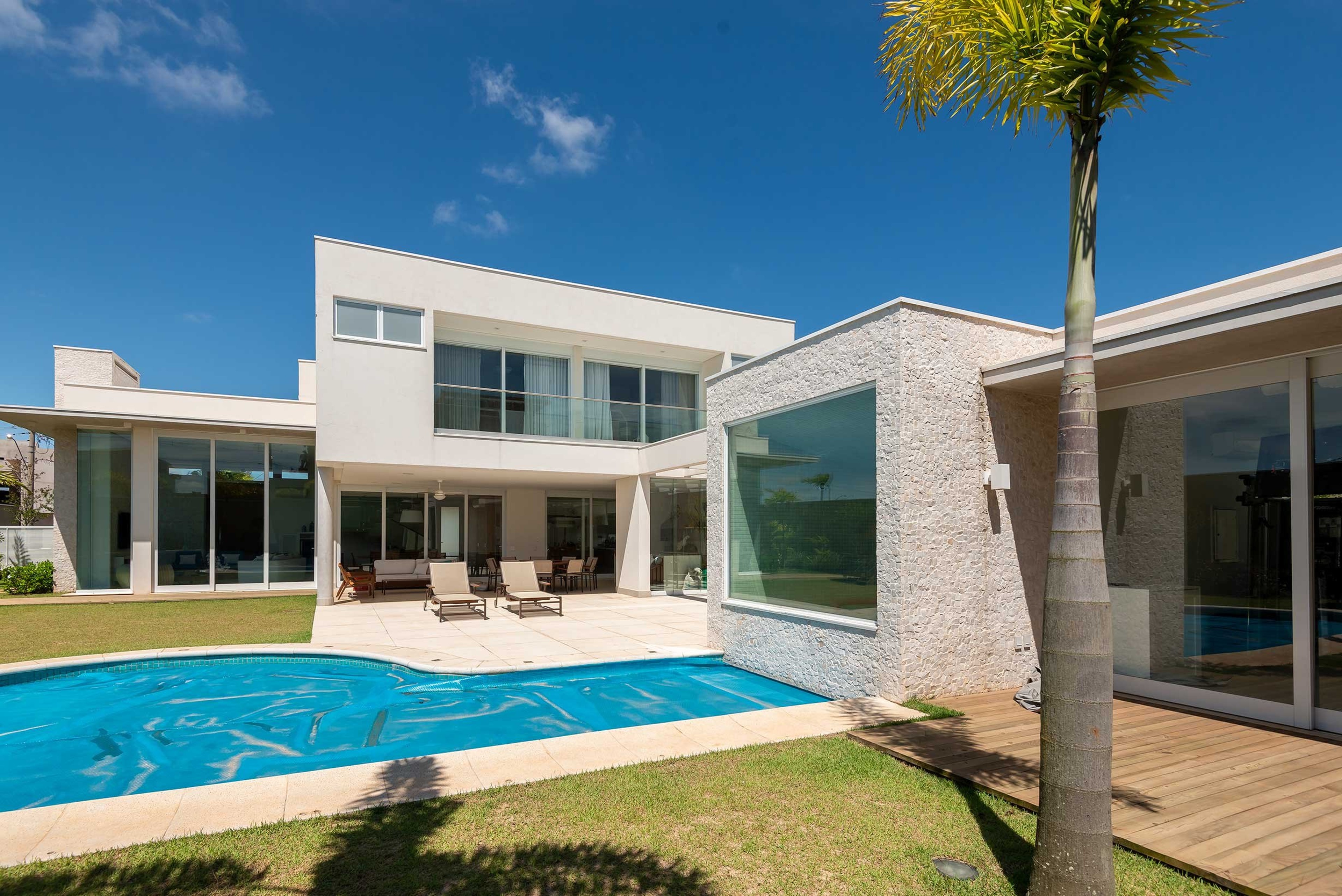 Residência SCU — Piscina e fachada dos fundos