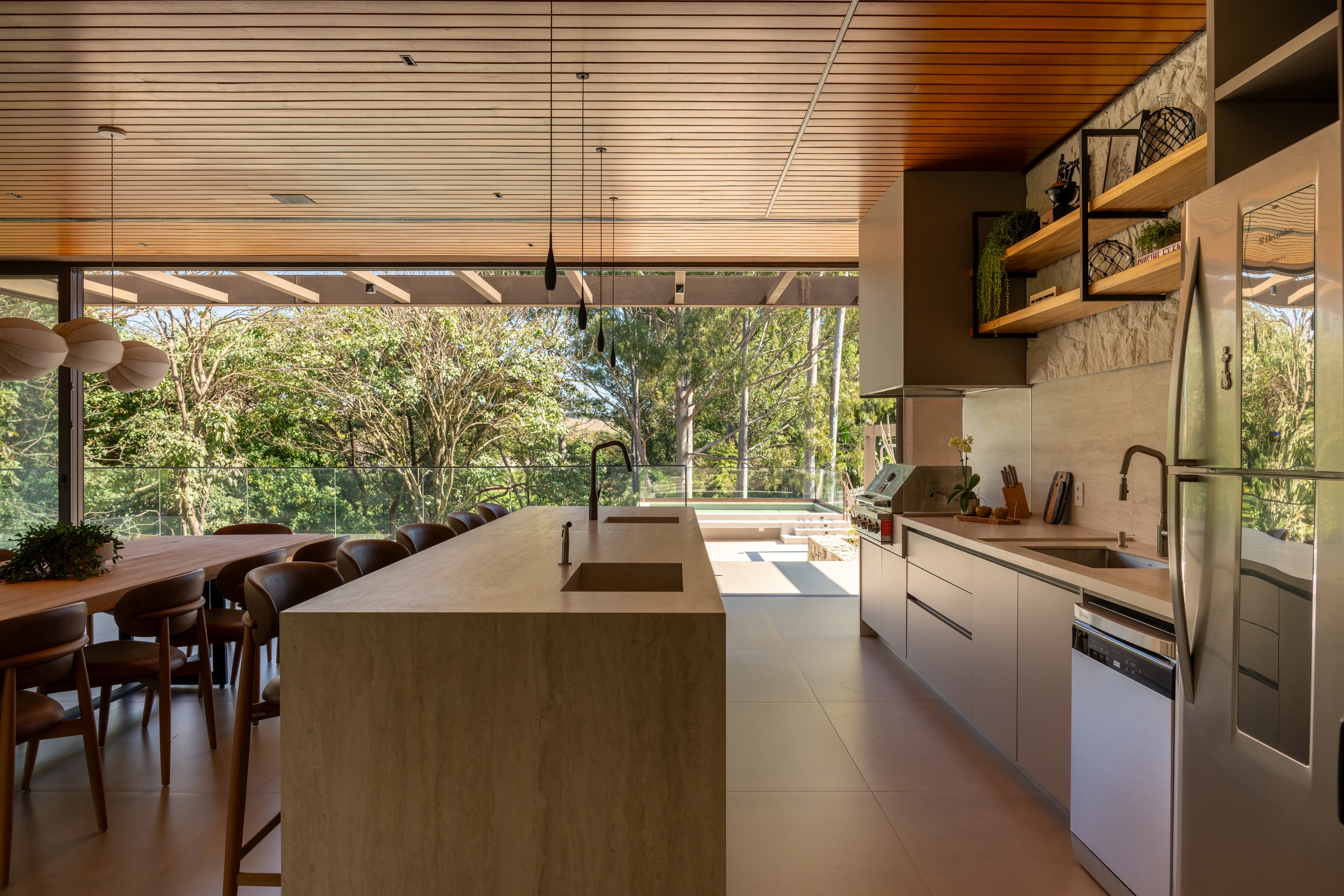 Residência SMI — Cozinha gourmet com ilha e armários