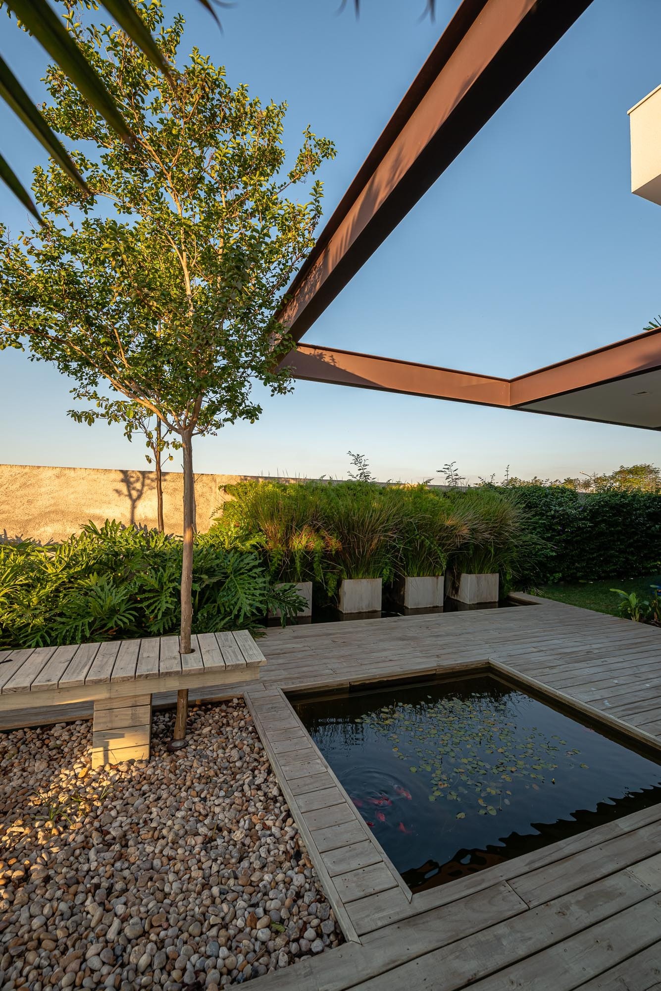 Residência ZOG — Lago ornamental ao entardecer