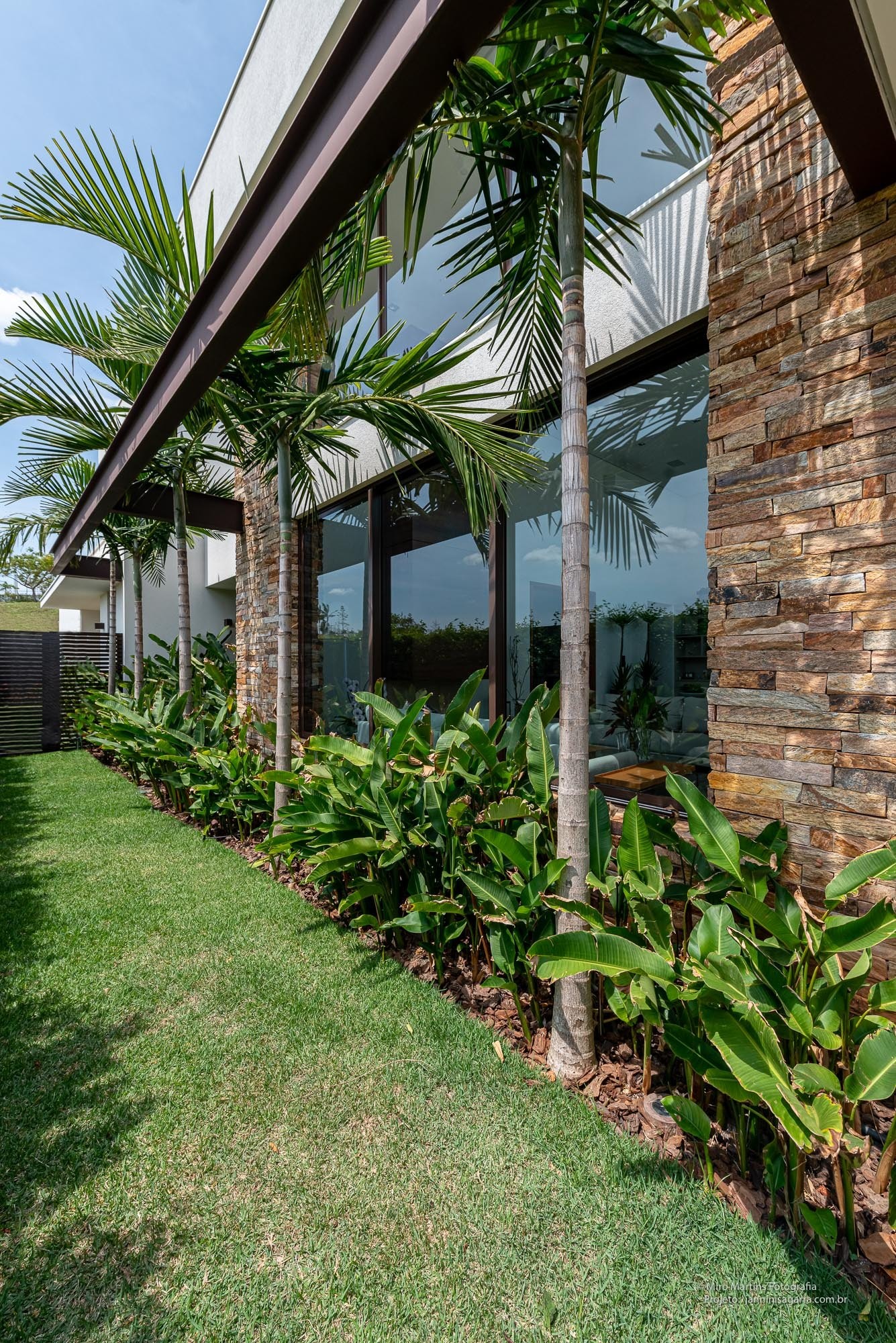 Residência ZOG — Jardim lateral e fachada