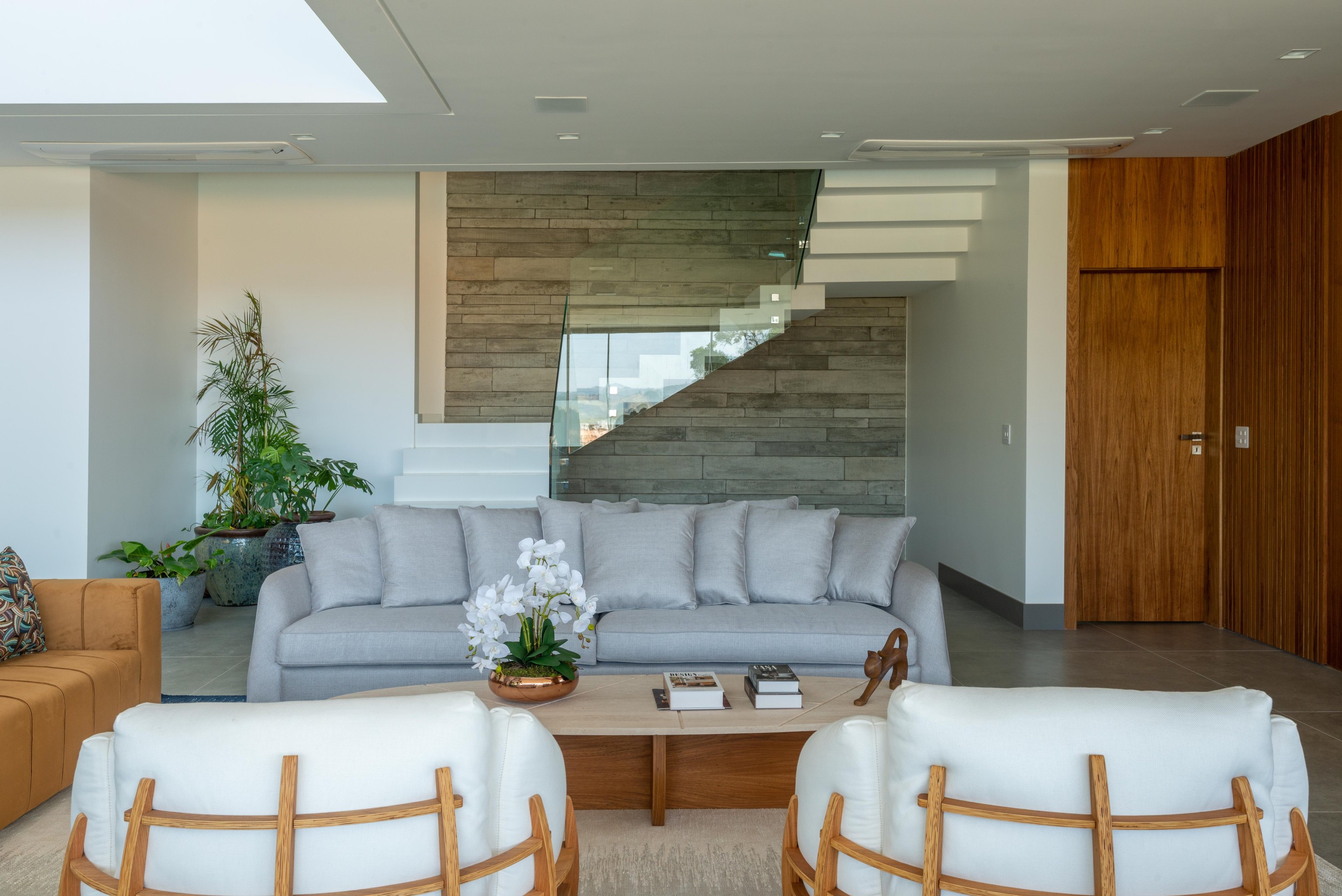 Residência COV — Sala de estar com escada