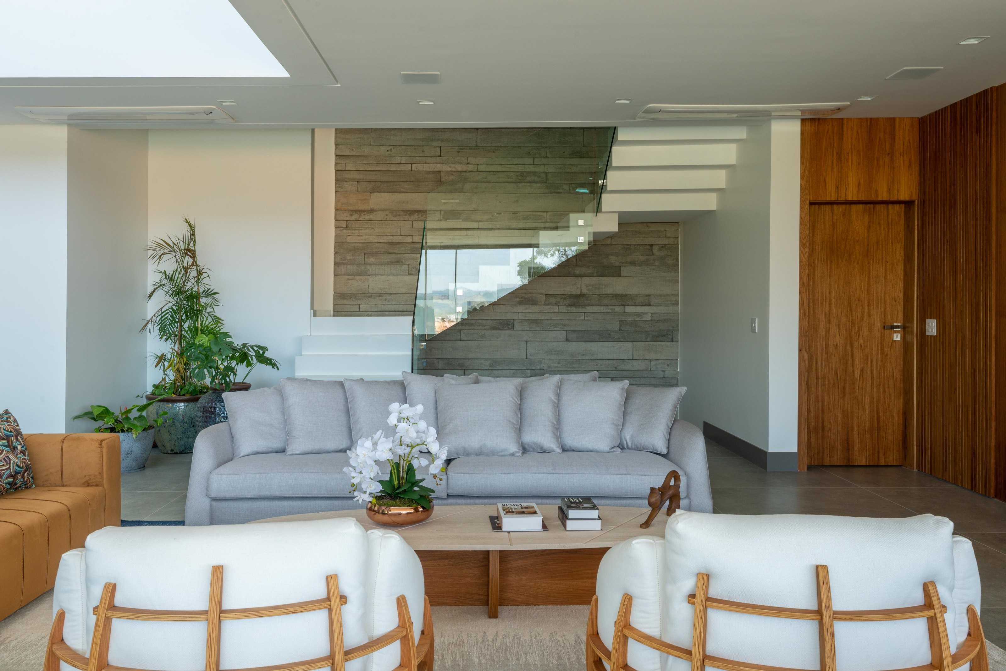 Residência COV — Sala de estar com escada