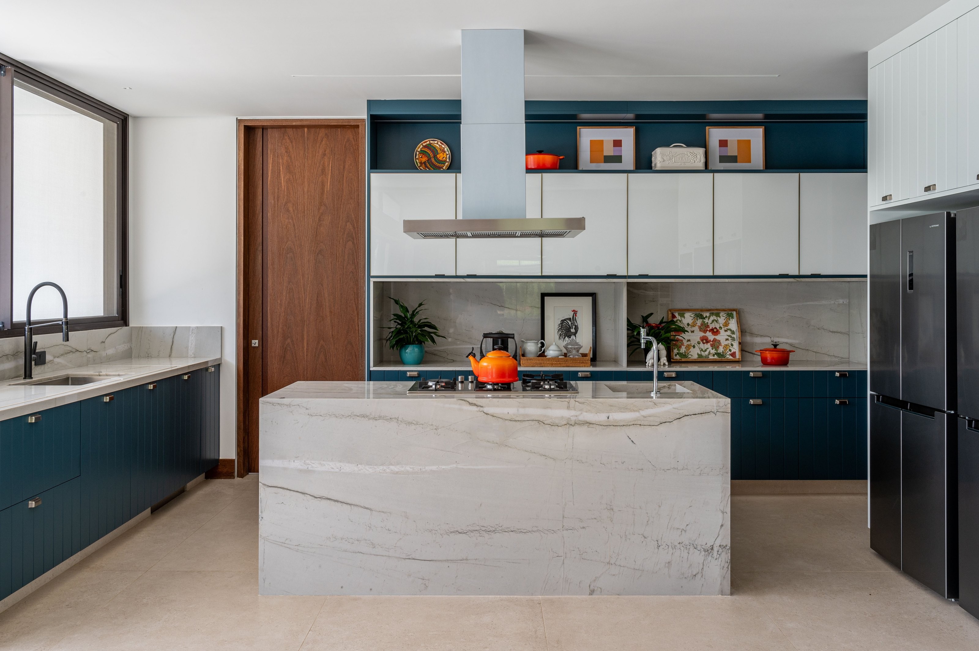 Residência SCA — Cozinha com ilha de mármore