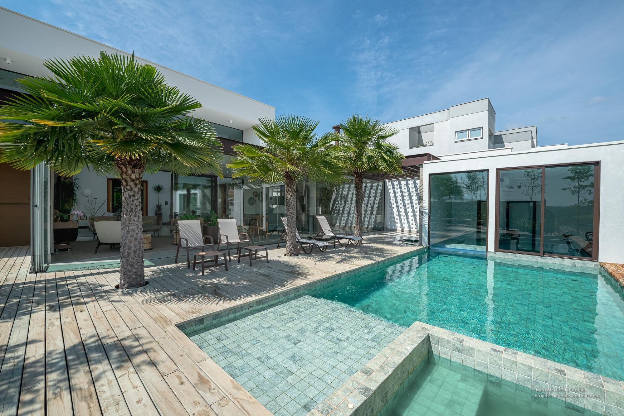 Residência ZOG — Piscina e deck de madeira