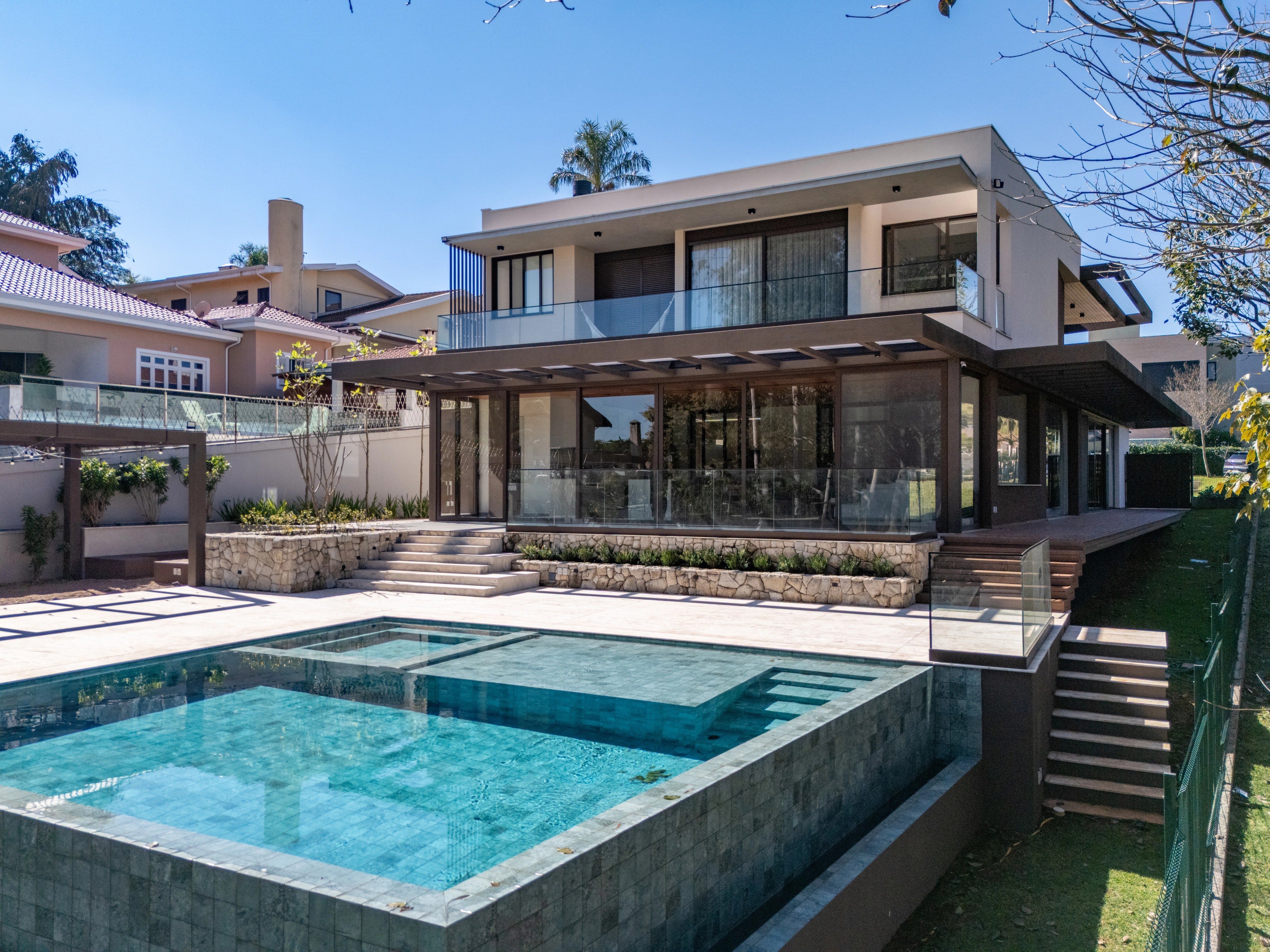 Residência SMI — Fachada dos fundos com piscina e pergolado em perspectiva