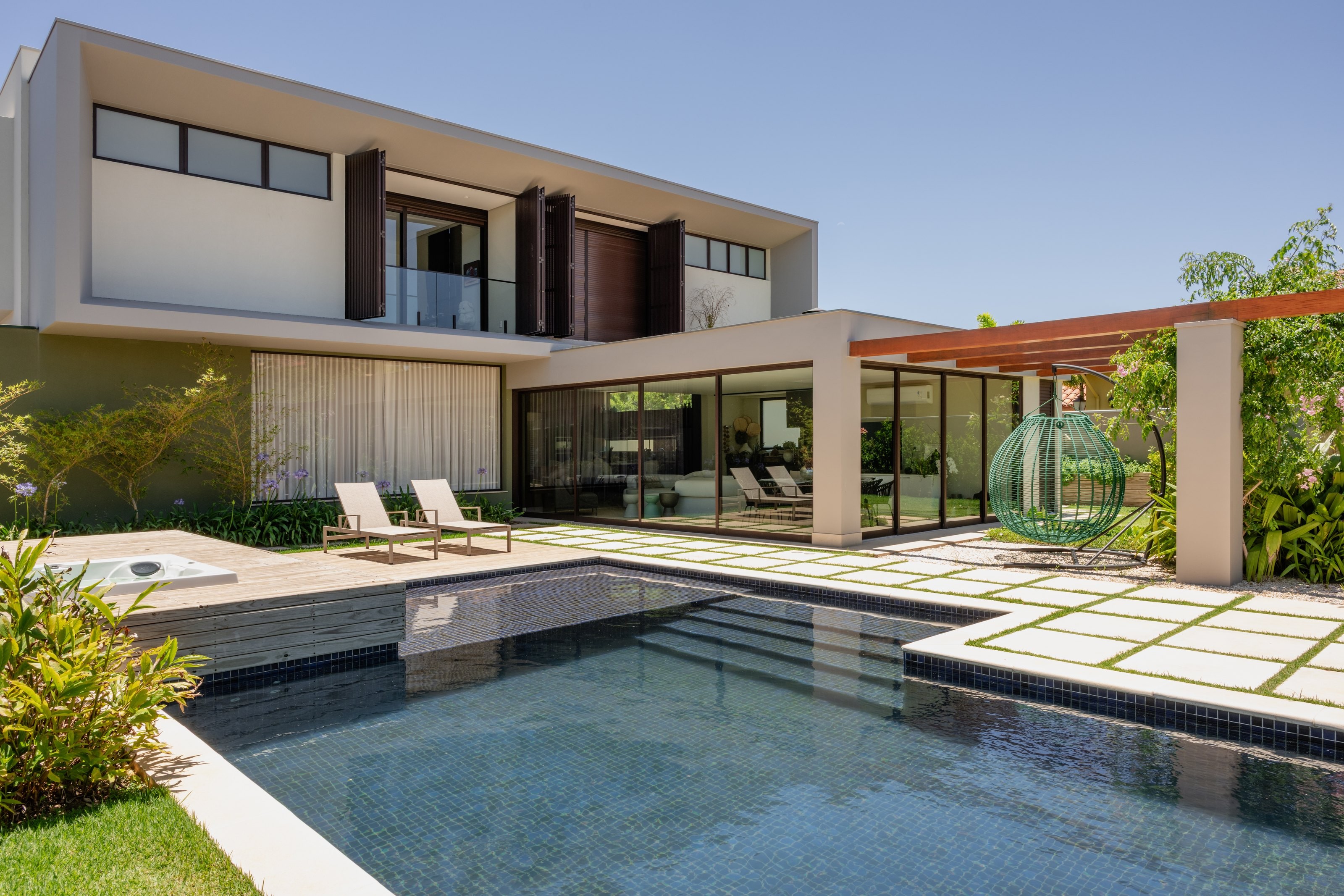 Residência MAN — Piscina e fachada dos fundos