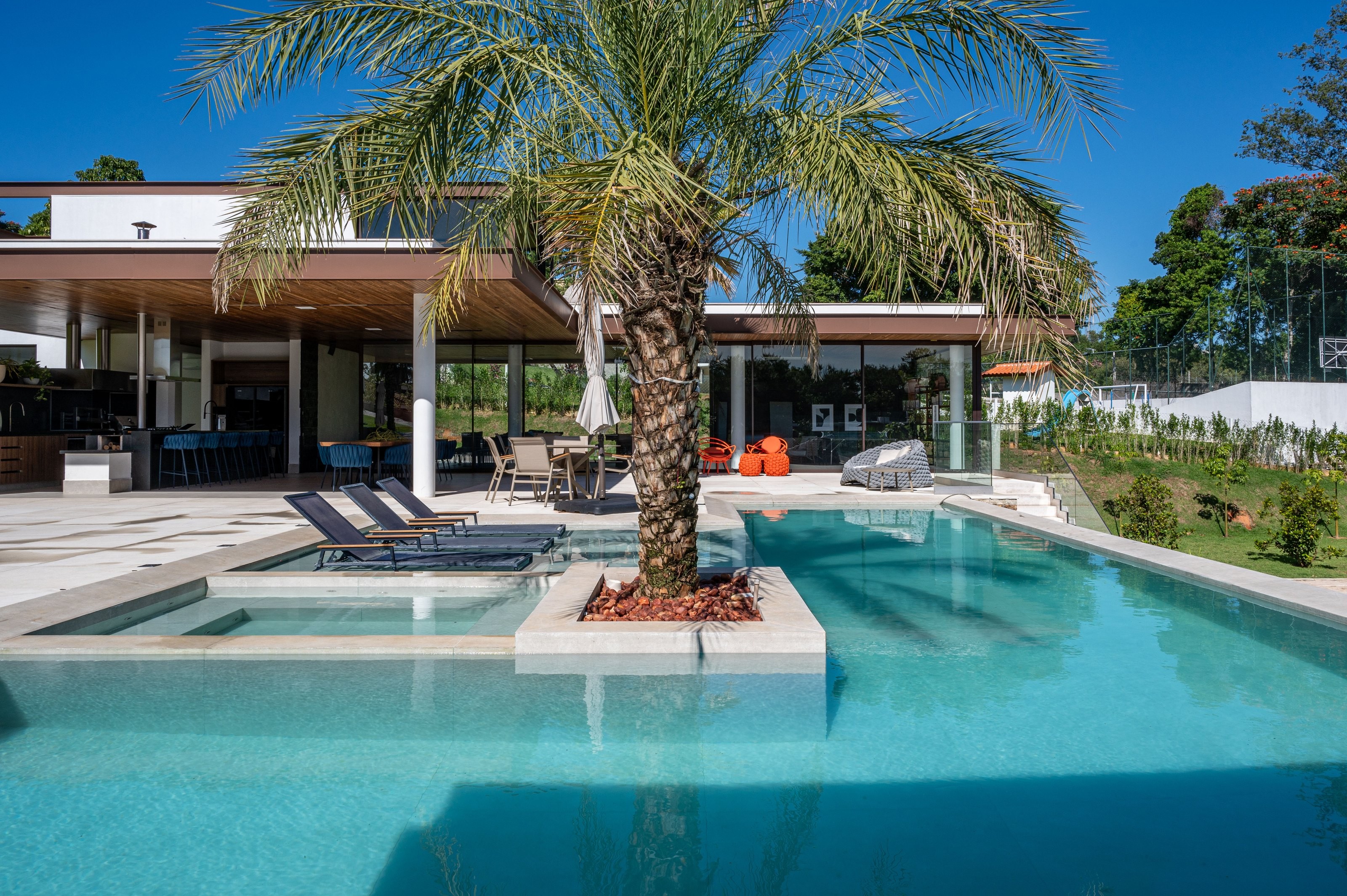 Residência SCA — Piscina com palmeira central