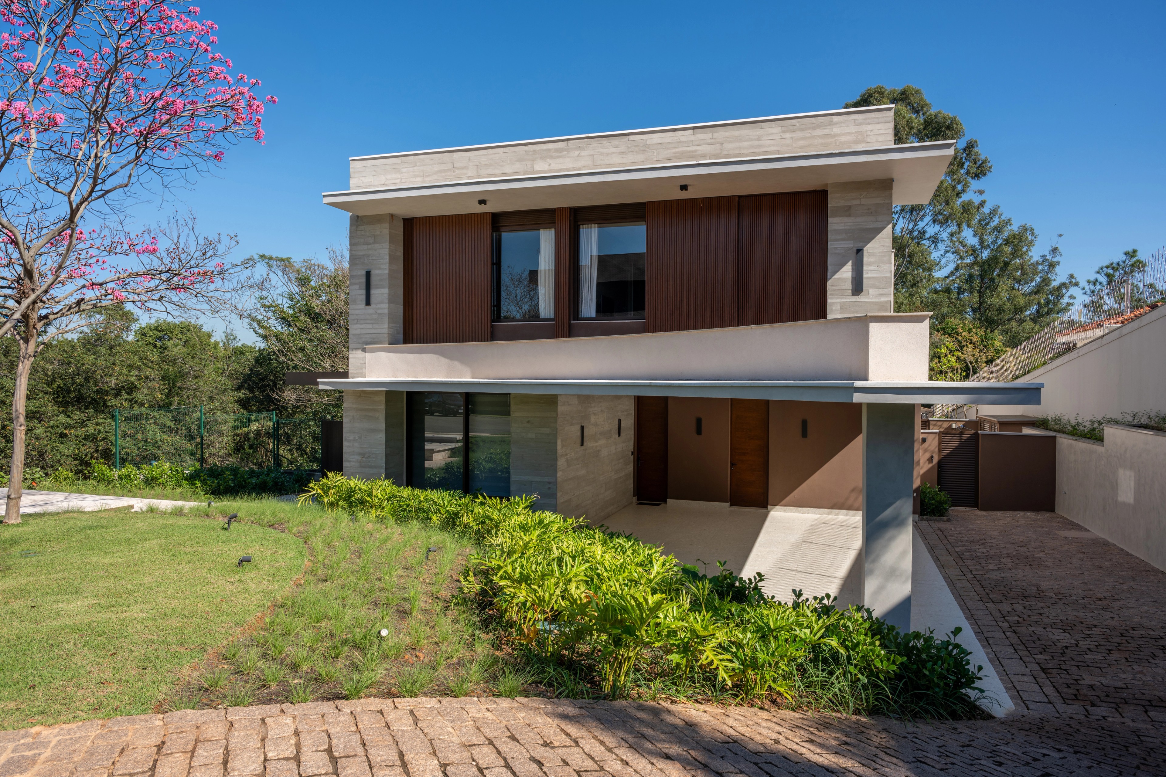 Residência SMI — Detalhe da entrada principal e do volume superior