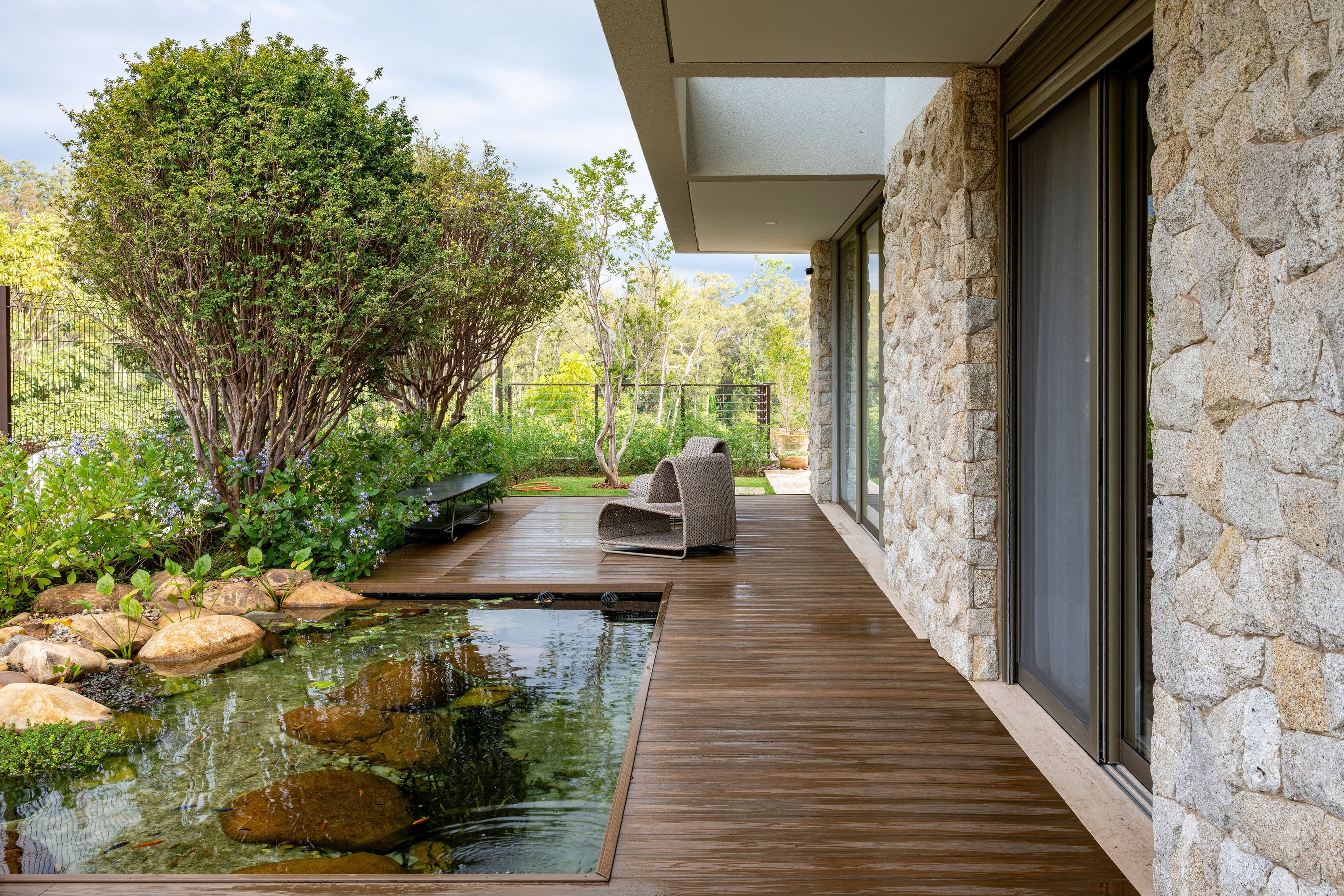 Residência MOR — Lago ornamental e deck