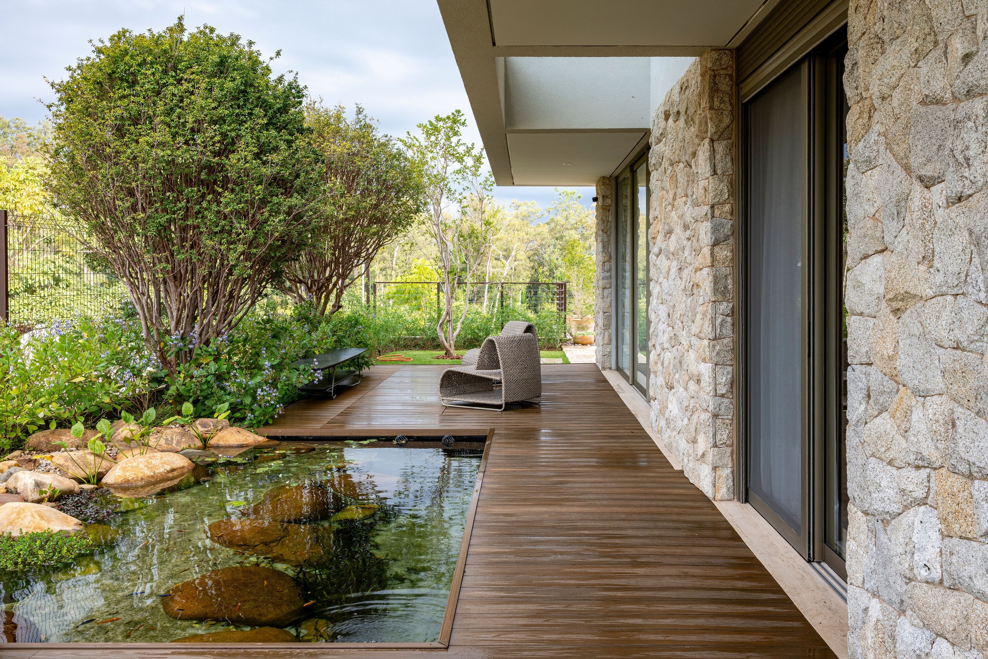 Residência MOR — Lago ornamental e deck