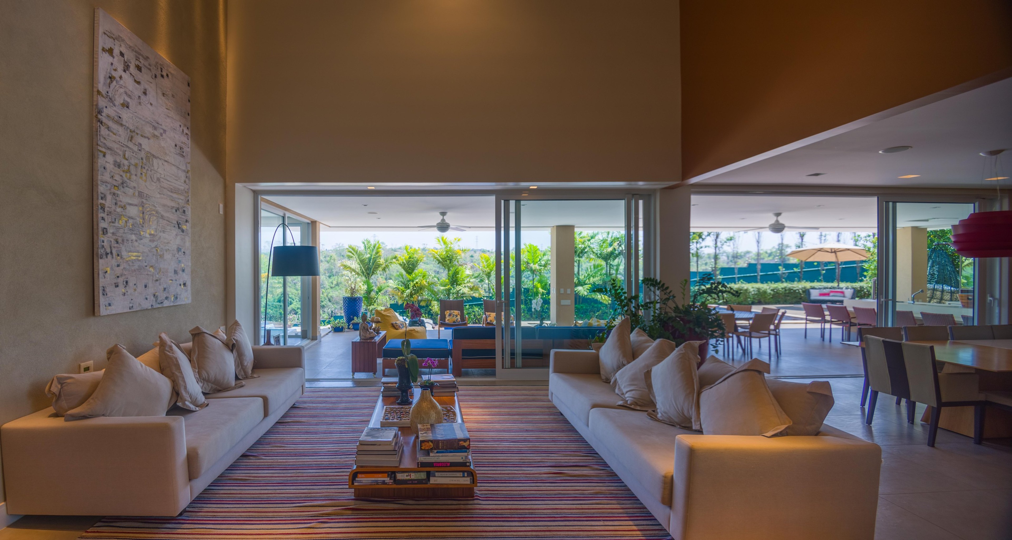 Residência SAS — Sala de estar integrada ao jardim