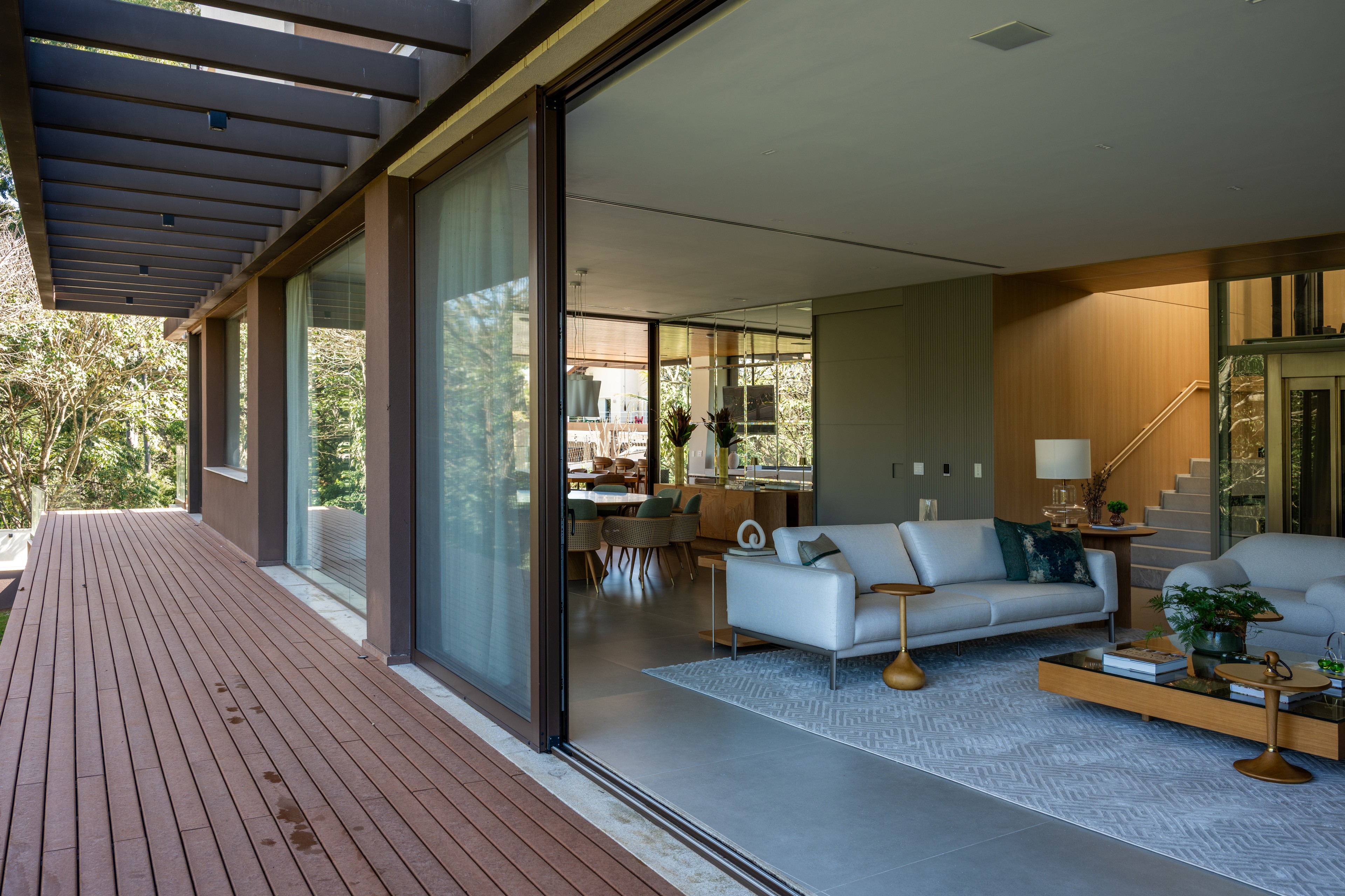 Residência SMI — Integração da sala de estar com o deck lateral