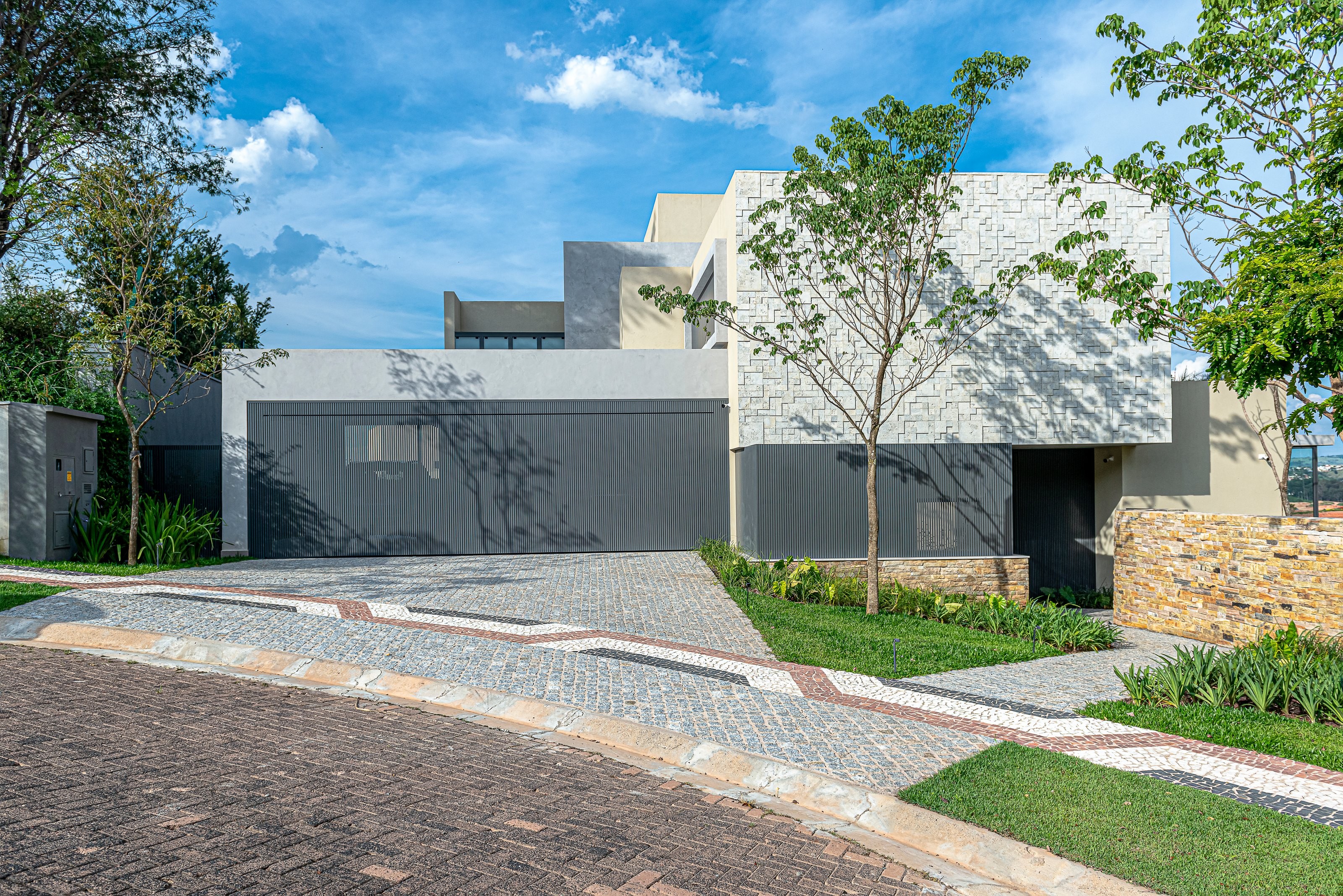 Residência COV — Fachada frontal