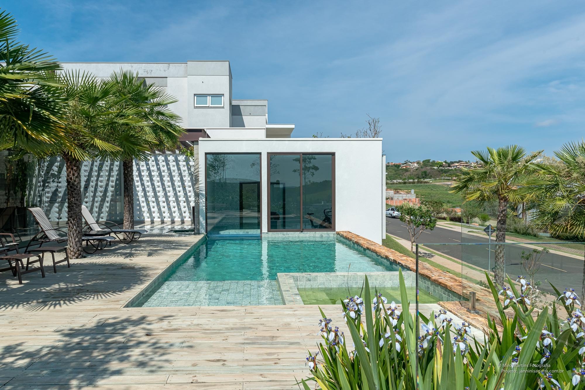 Residência ZOG — Piscina e fachada lateral